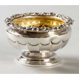 AN EDWARDIAN SILVER OPEN SALT, LONDON 1908. W.E., an applied rim embossed with shells, flowers and