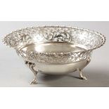 A VICTORIAN SILVER BOWL, SHEFFIELD 1896, MAPPIN & WEBB, applied gadrooned rim, the border with cut-