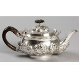 A GEORGE V SILVER TEAPOT, LONDON 1904, (POSSIBLY) WILLIAM COMYNS, hinged cover with removable