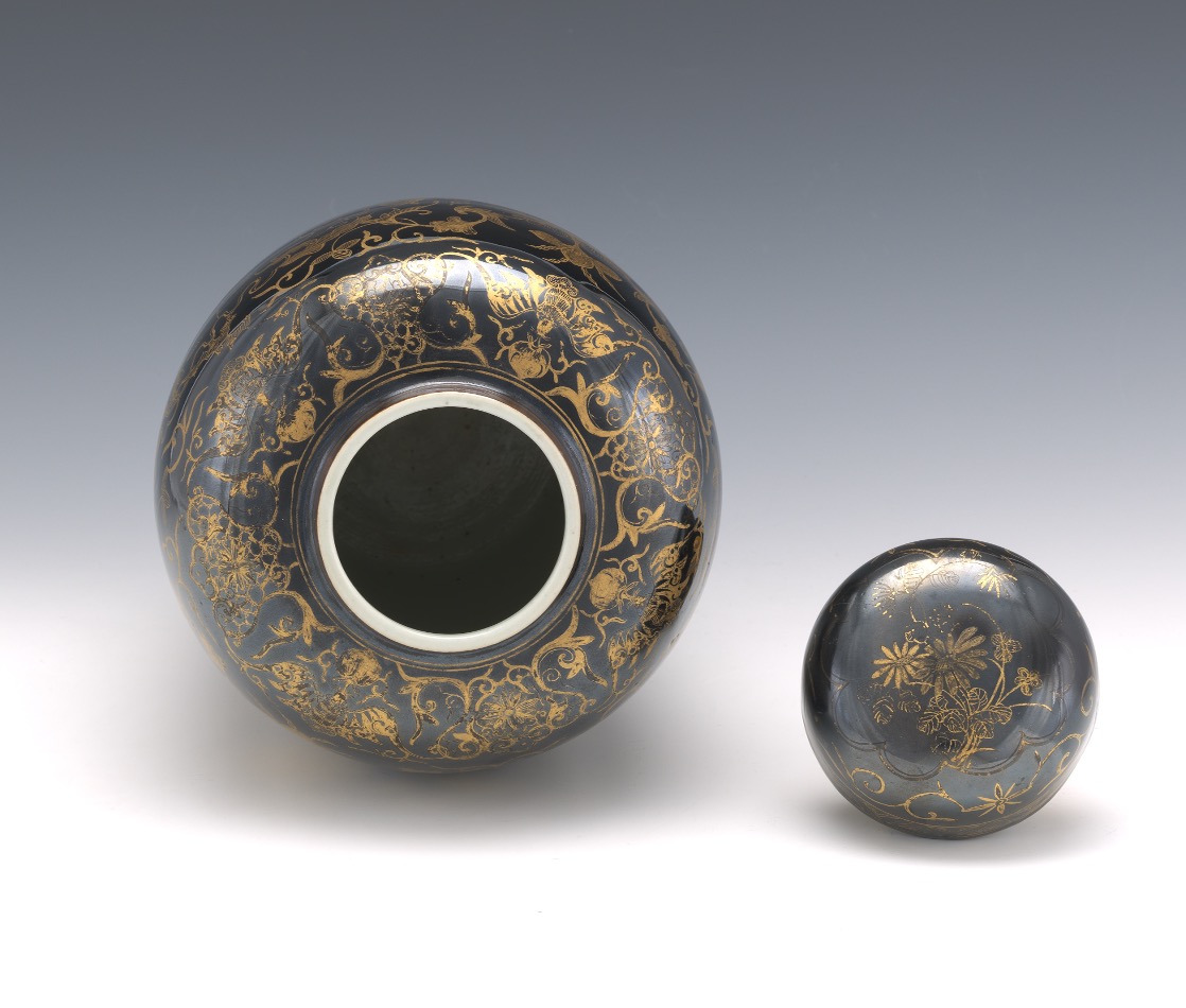 Chinese Porcelain Black Mirrored "Wu Jin" Glaze with Gilt Decoration Temple "Longevity" Vase - Image 6 of 7