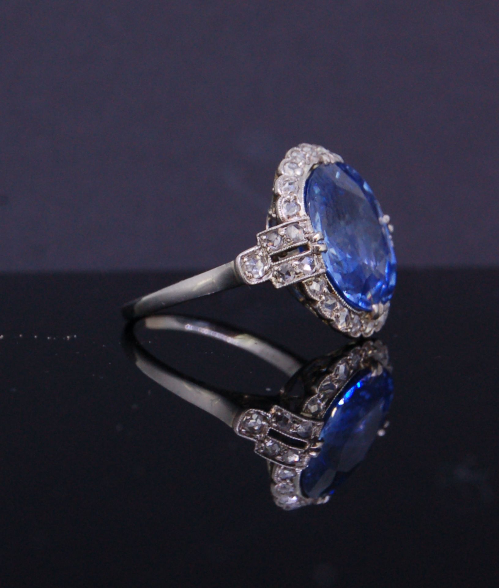 AN ART DECO SAPPHIRE AND DIAMOND RING - Image 2 of 3