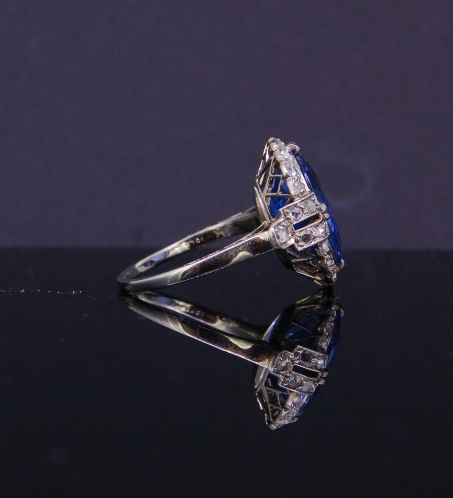 AN ART DECO SAPPHIRE AND DIAMOND RING - Image 3 of 3