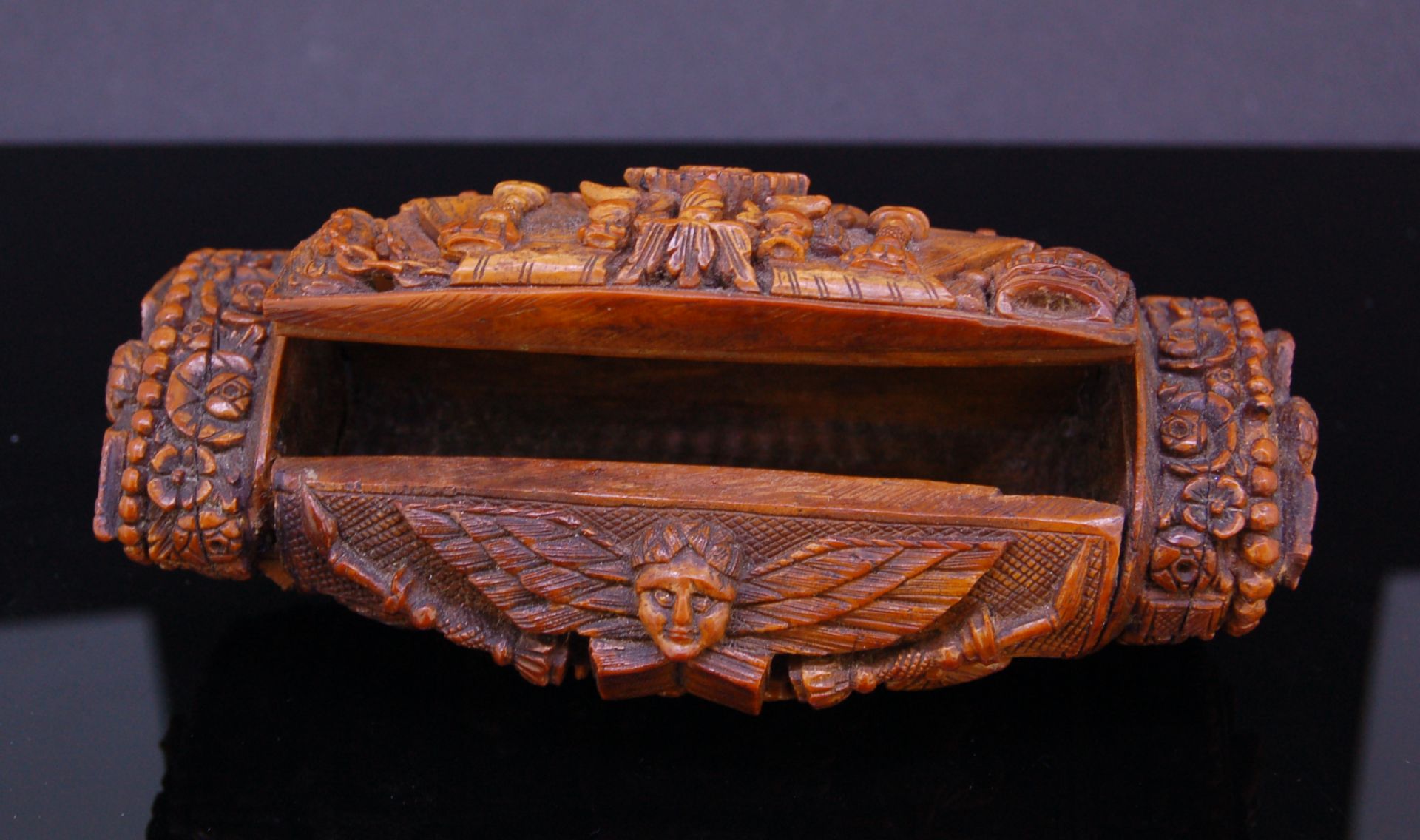 19th CENTURY CARVED BOX FROM A NUT - Bild 6 aus 6