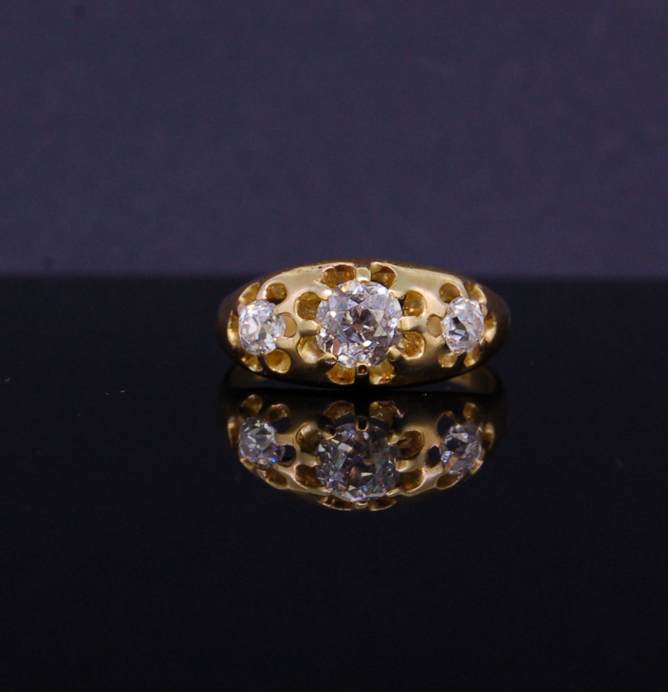 ANTIQUE 3-STONE DIAMOND RING