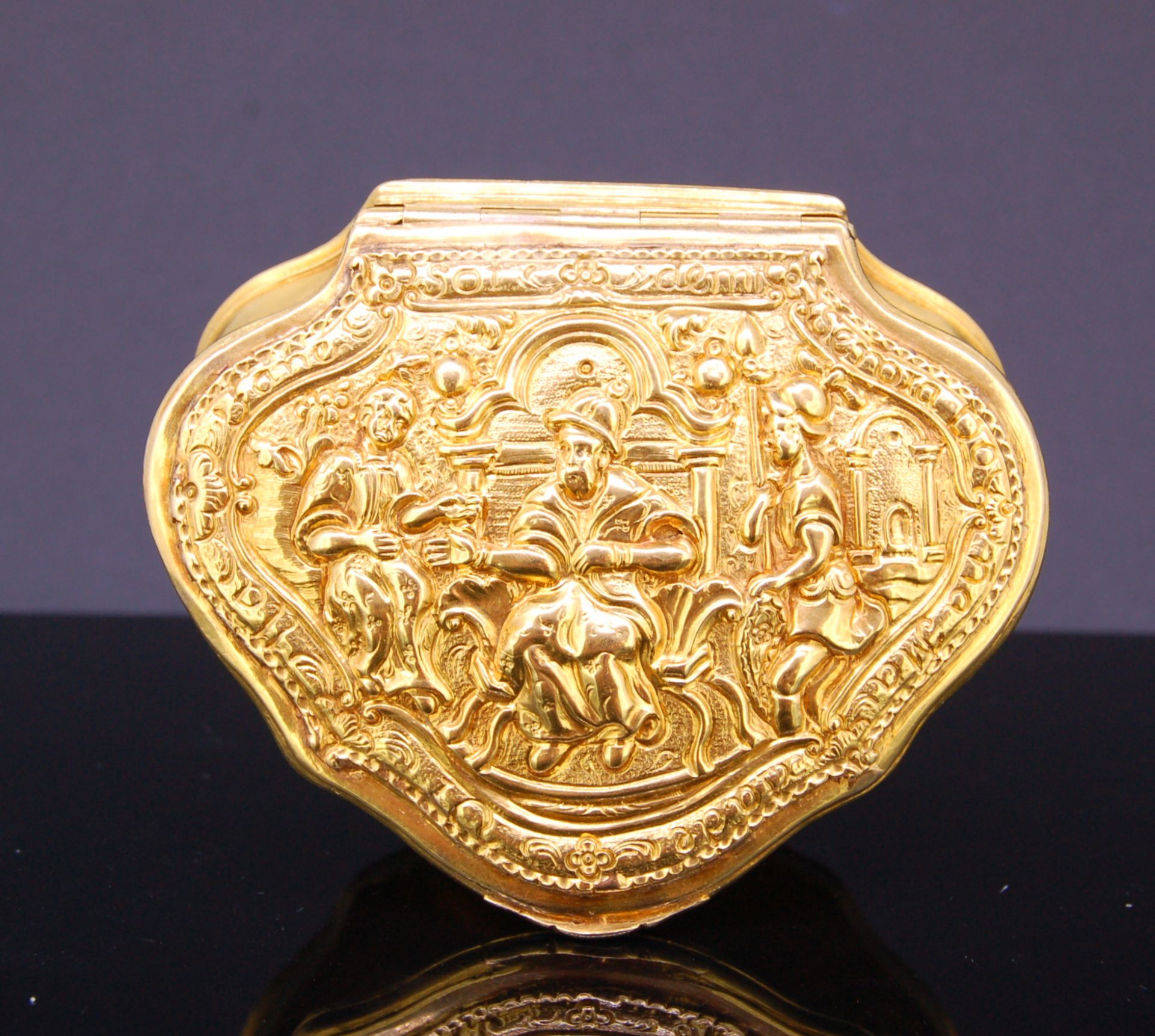 18th CENTURY TRIANGULAR 18-KT GOLD SNUFFBOX