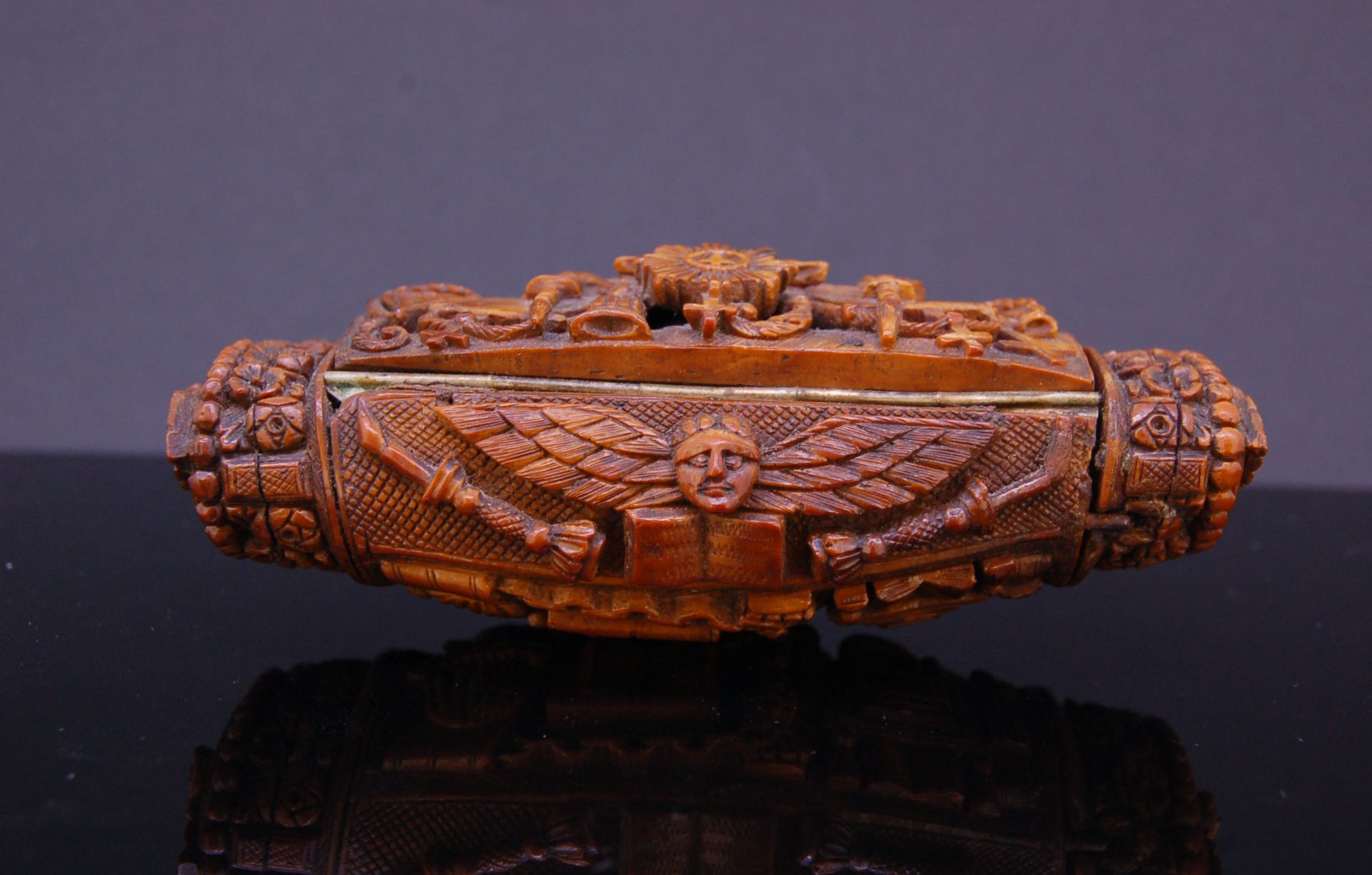 19th CENTURY CARVED BOX FROM A NUT - Bild 3 aus 6