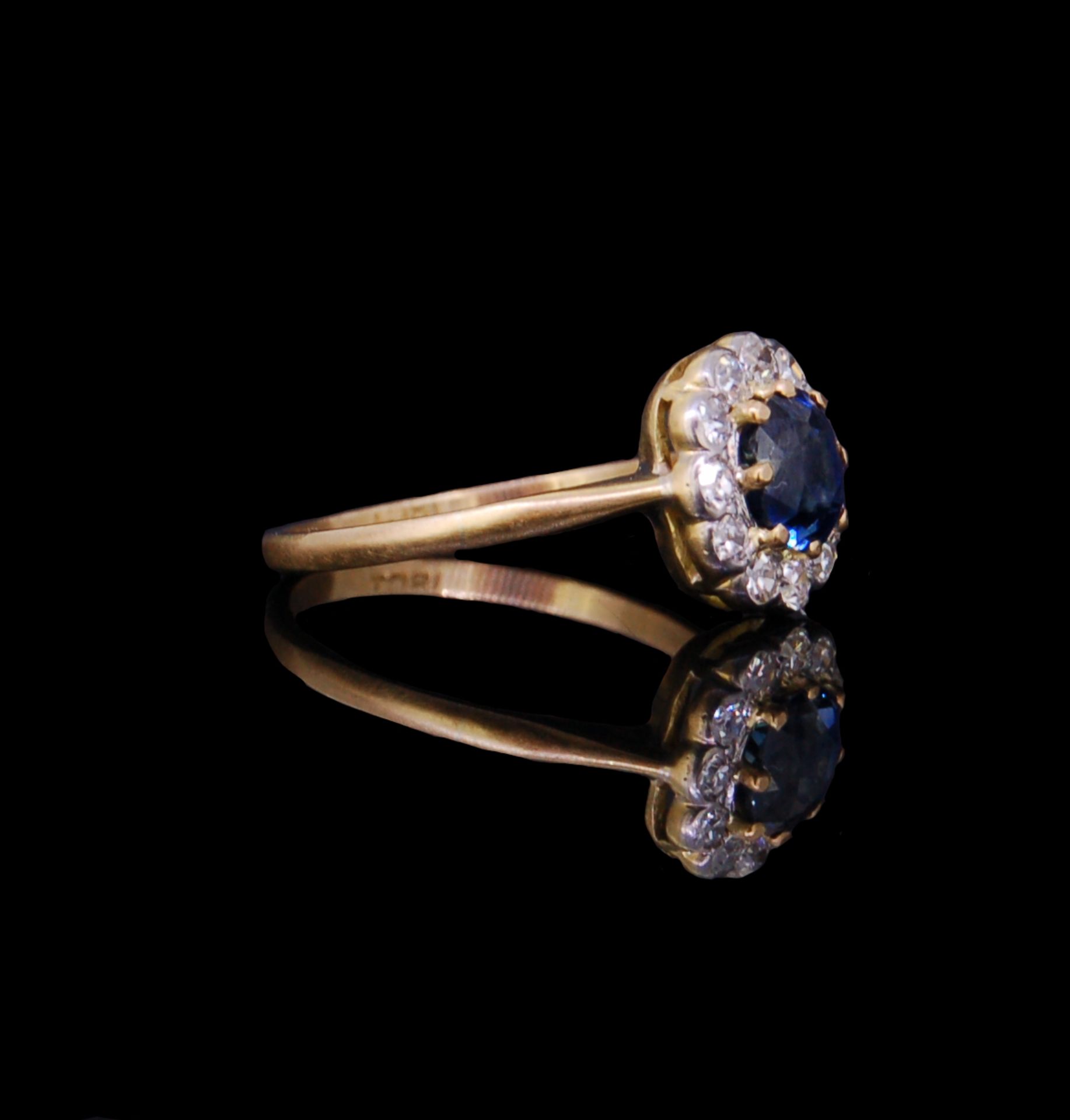 SAPPHIRE AND DIAMOND CLUSTER RING - Bild 2 aus 2