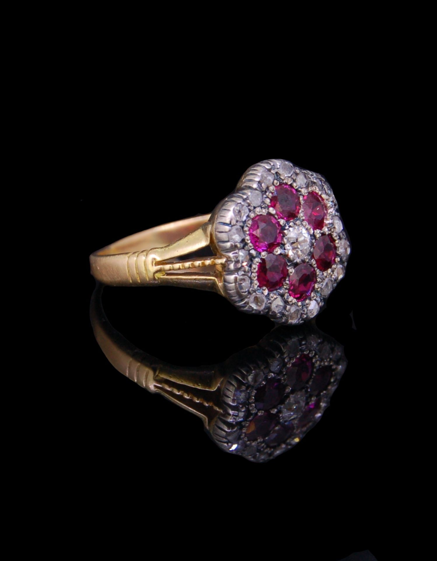 19th CENTURY RUBY AND DIAMOND CLUSTER RING - Bild 2 aus 4