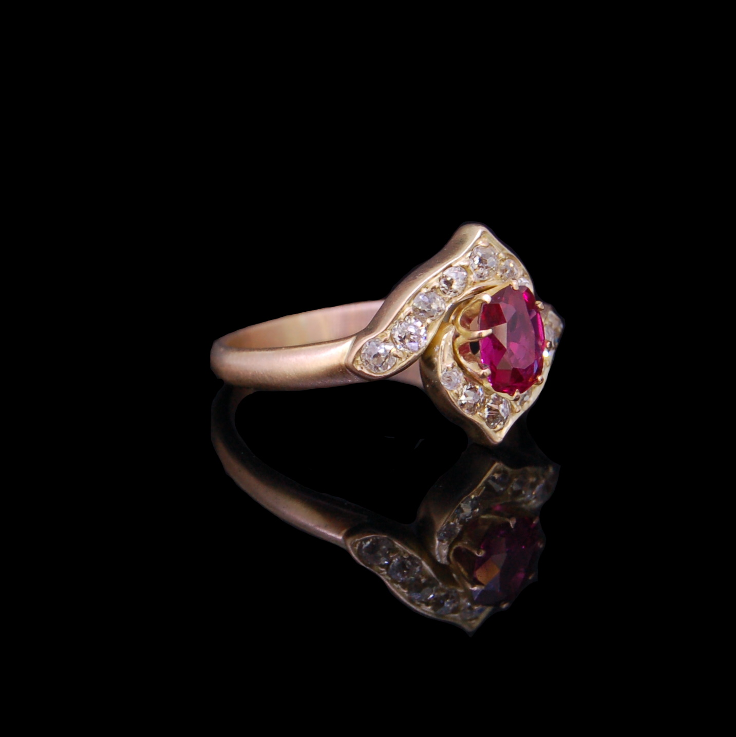 RUBY AND DIAMOND TWIST RING - Image 2 of 4