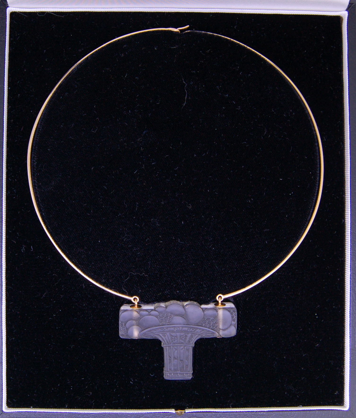 RENE LALIQUE, ART NOUVEAU FROSTED GLASS PENDANT NECKLACE - Image 4 of 5