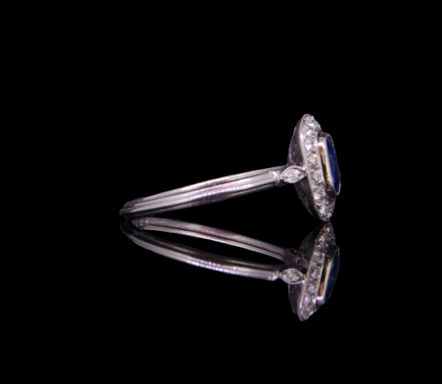 ART DECO SAPPHIRE AND DIAMOND CLUSTER RING - Image 3 of 3