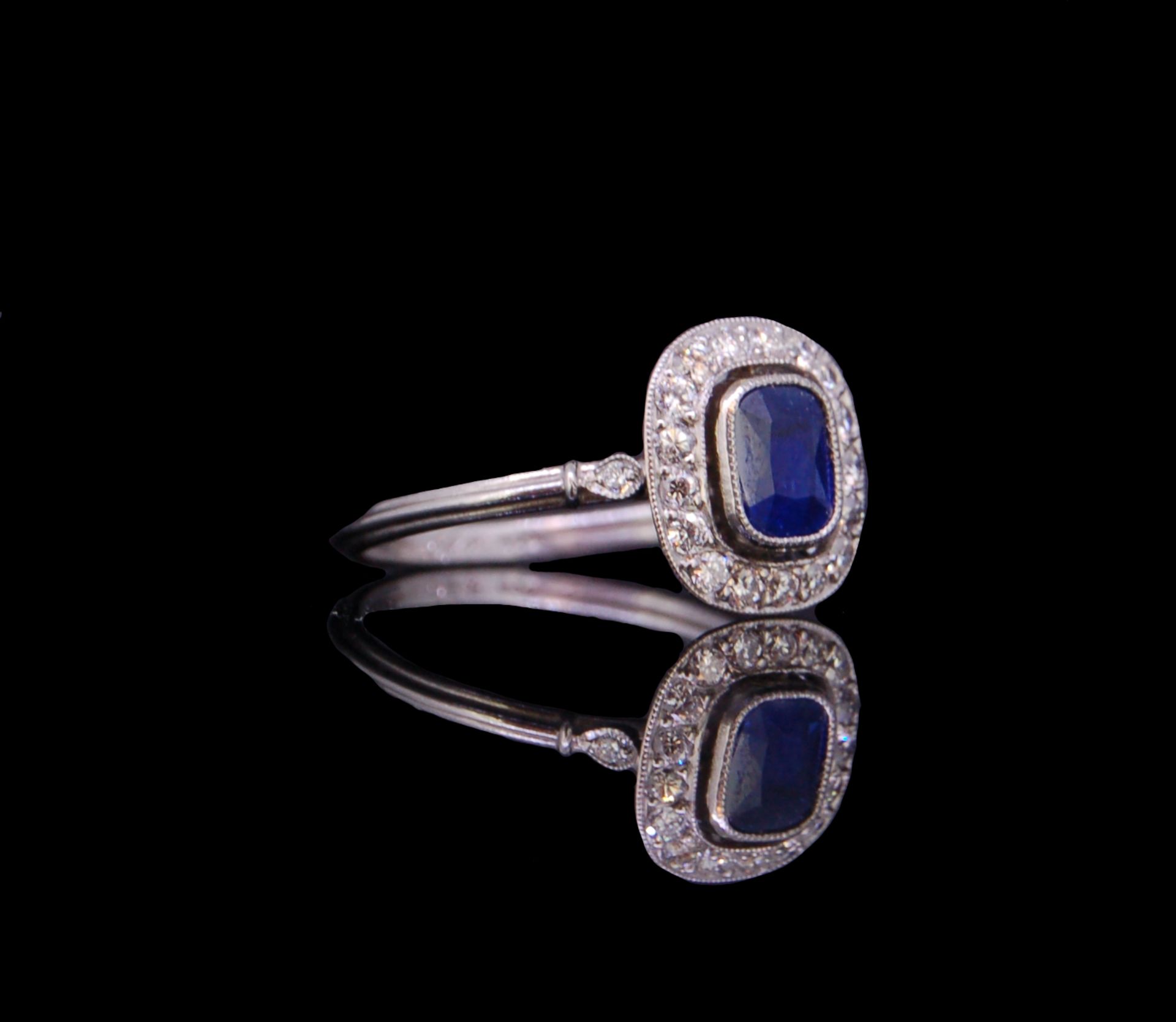 ART DECO SAPPHIRE AND DIAMOND CLUSTER RING - Bild 2 aus 3