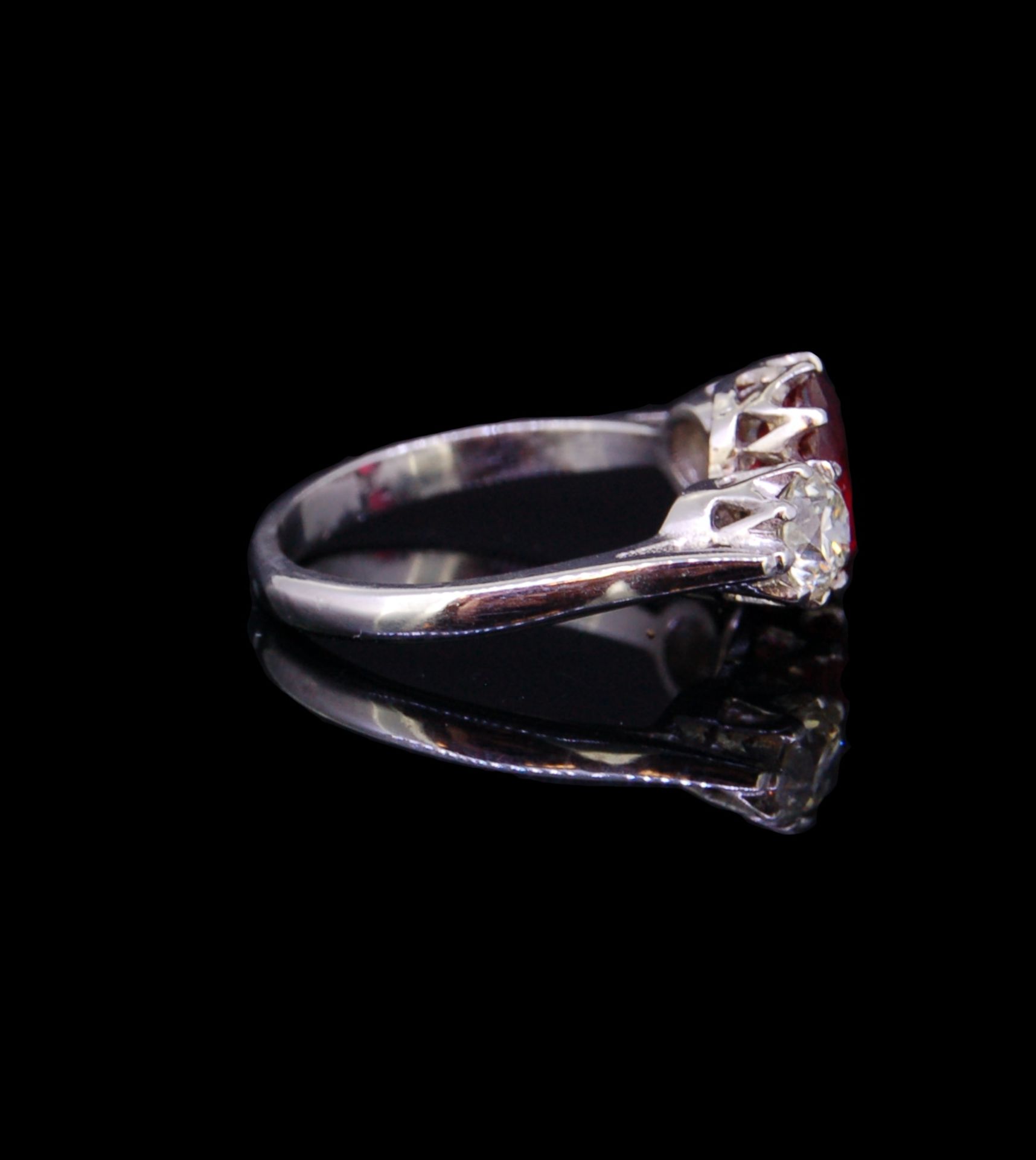 SPINEL AND DIAMOND THREE STONE RING - Bild 3 aus 3