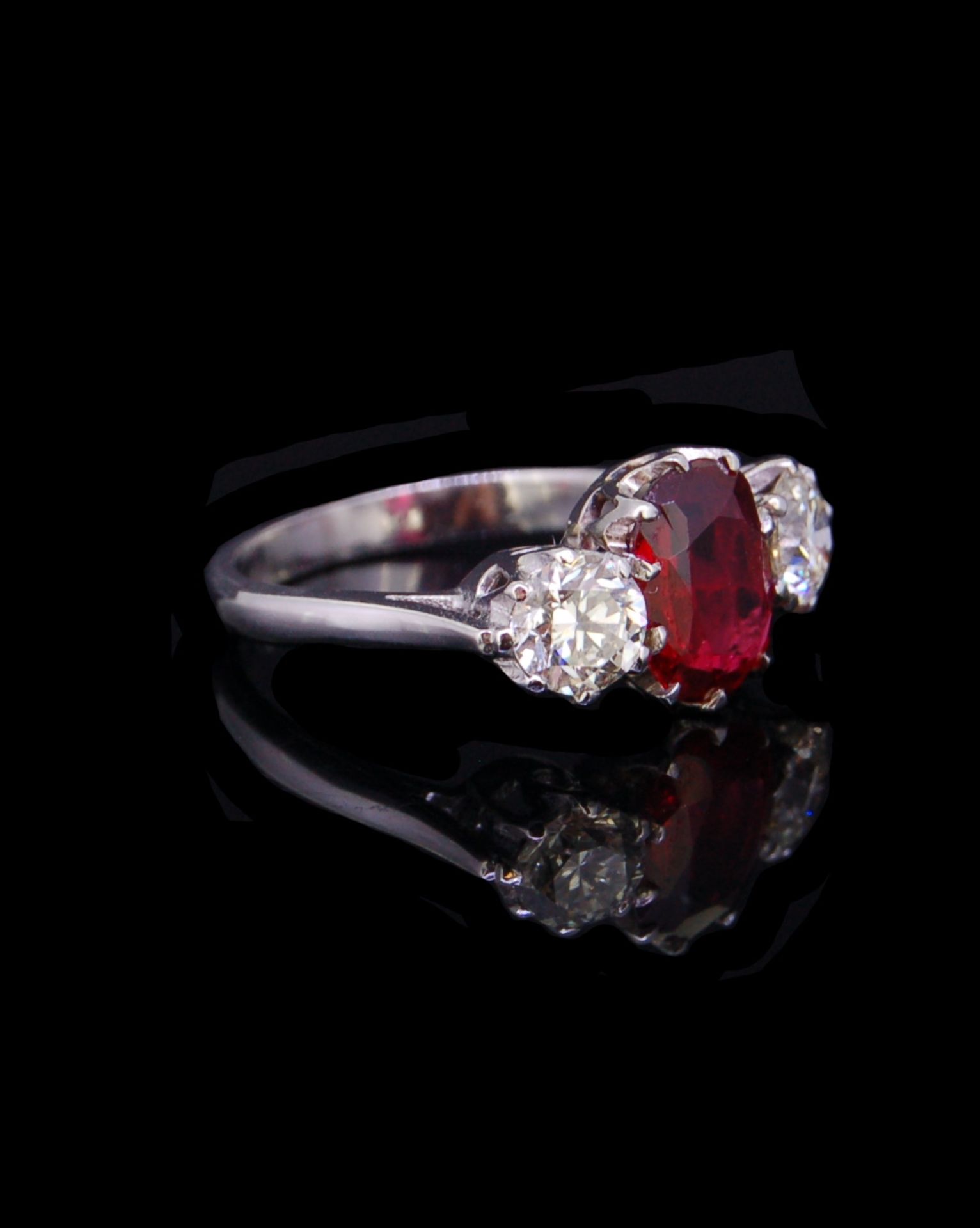 SPINEL AND DIAMOND THREE STONE RING - Bild 2 aus 3