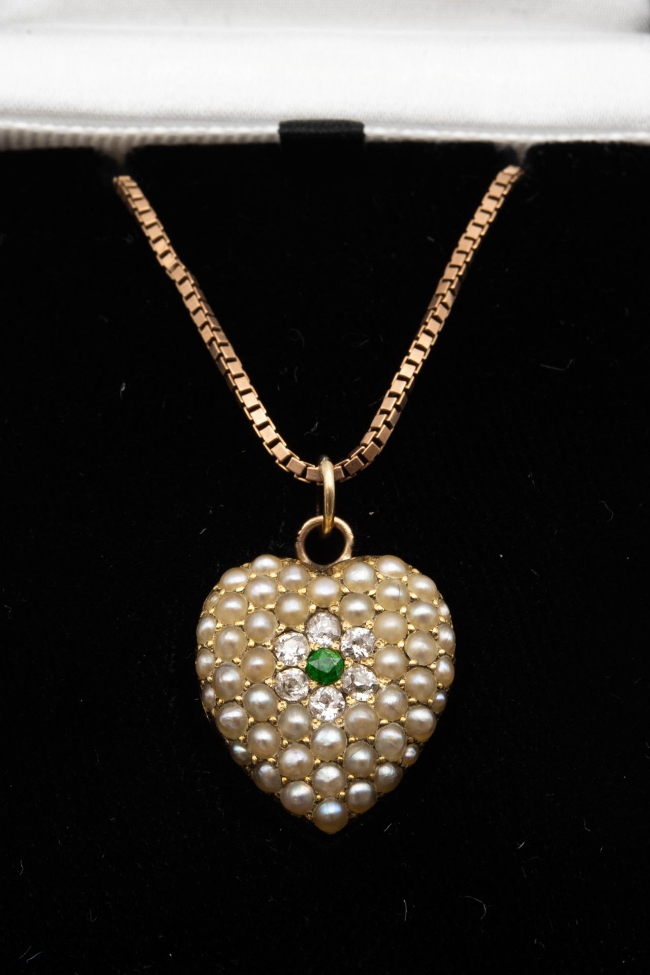A LATE 19TH CENTURY SEED PEARL, GREEN GARNET AND DIAMOND HEART PENDANT - Bild 4 aus 4