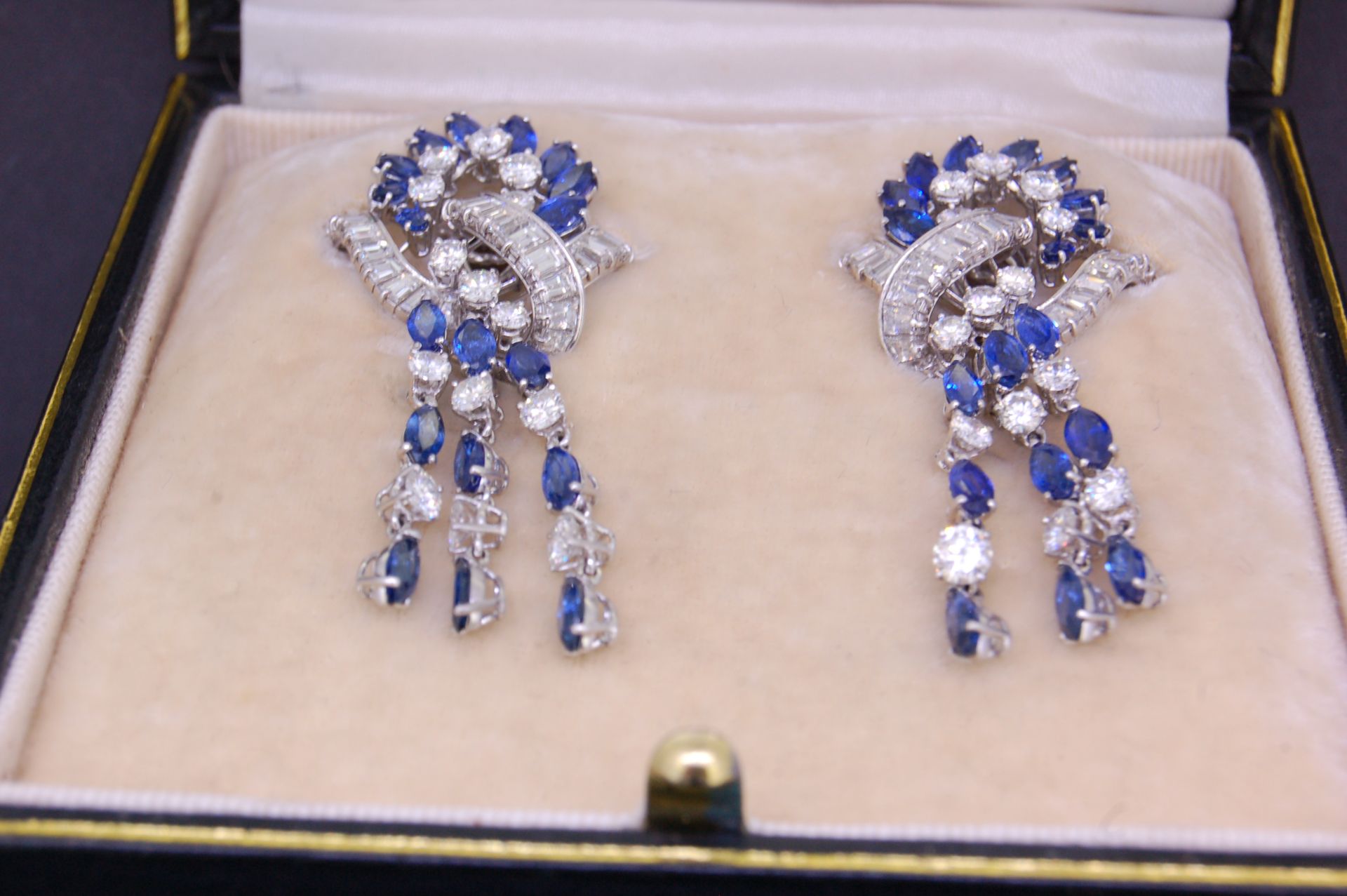 IMPORTANT PAIR OF BLUE SAPPHIRE AND DIAMOND DROP EARRINGS - Image 2 of 4