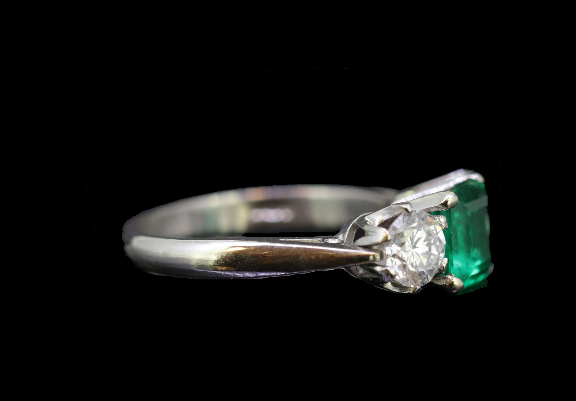 1.33 ct. COLOMBIAN EMERALD AND DIAMOND RING - Image 2 of 2