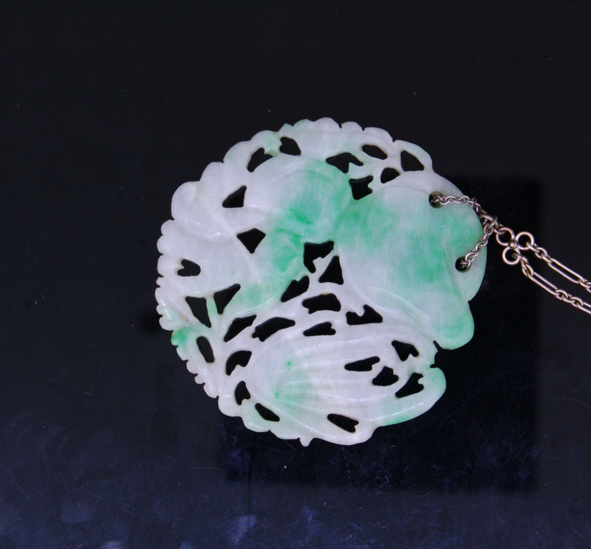 CIRCULAR CARVED JADE PENDANT NECKLACE - Image 3 of 4