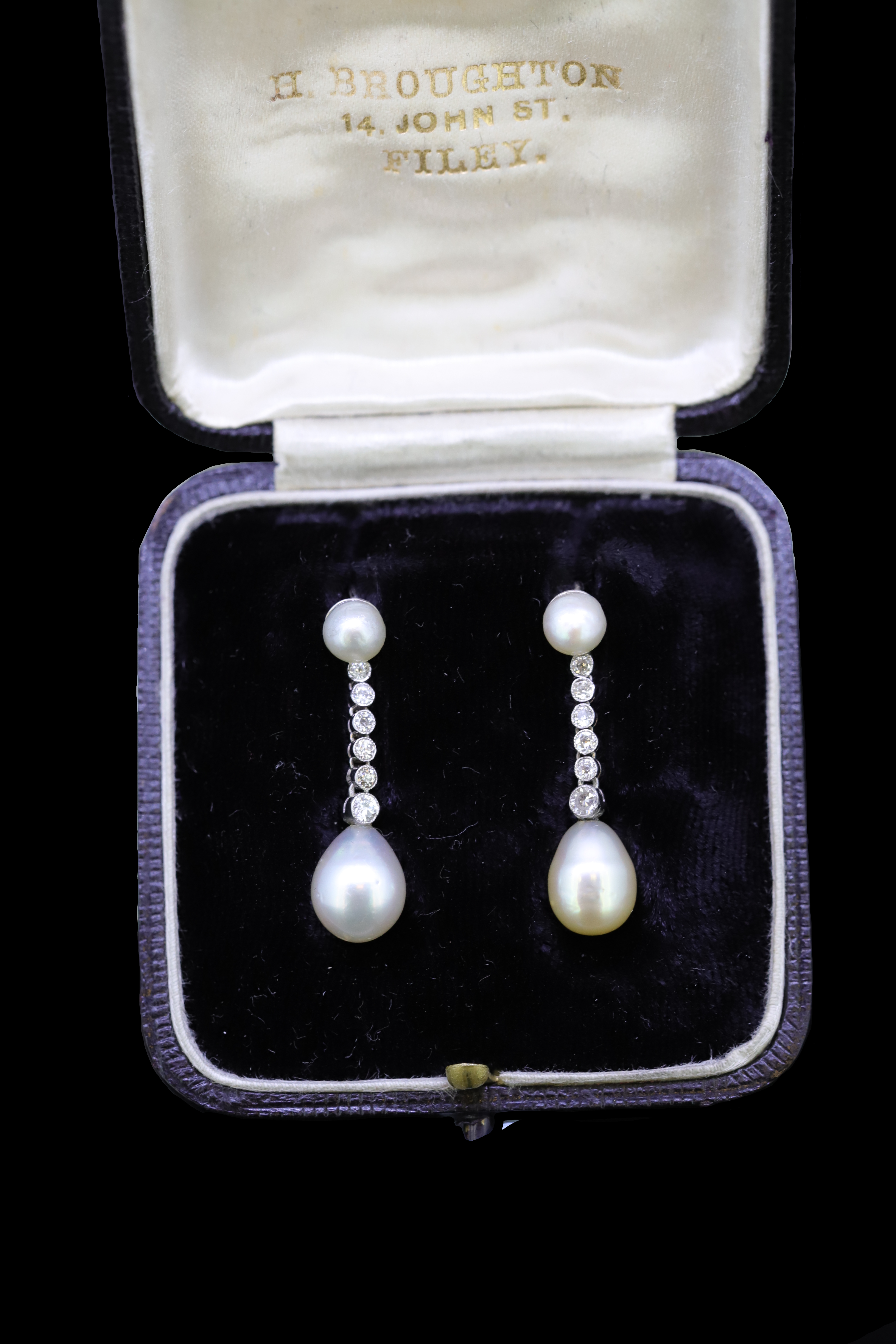 IMPORTANT PAIR OF NATURAL PEARL AND DIAMOND DROP EARRINGS - Image 4 of 4