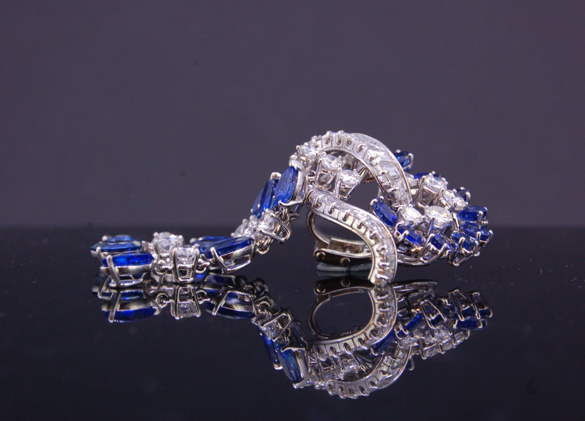 IMPORTANT PAIR OF BLUE SAPPHIRE AND DIAMOND DROP EARRINGS - Image 3 of 4