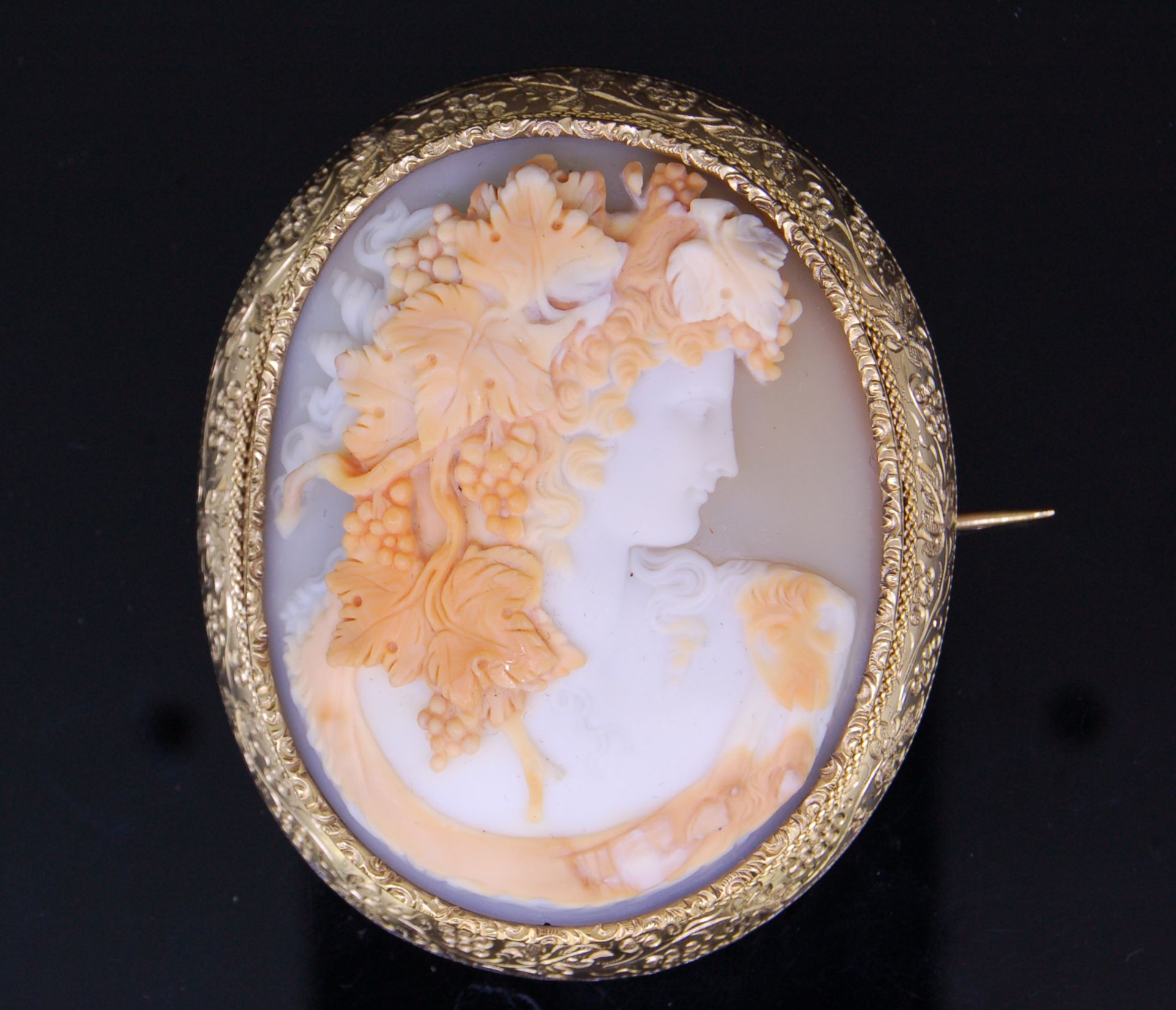 ANTIQUE VICTORIAN SHELL CAMEO BROOCH