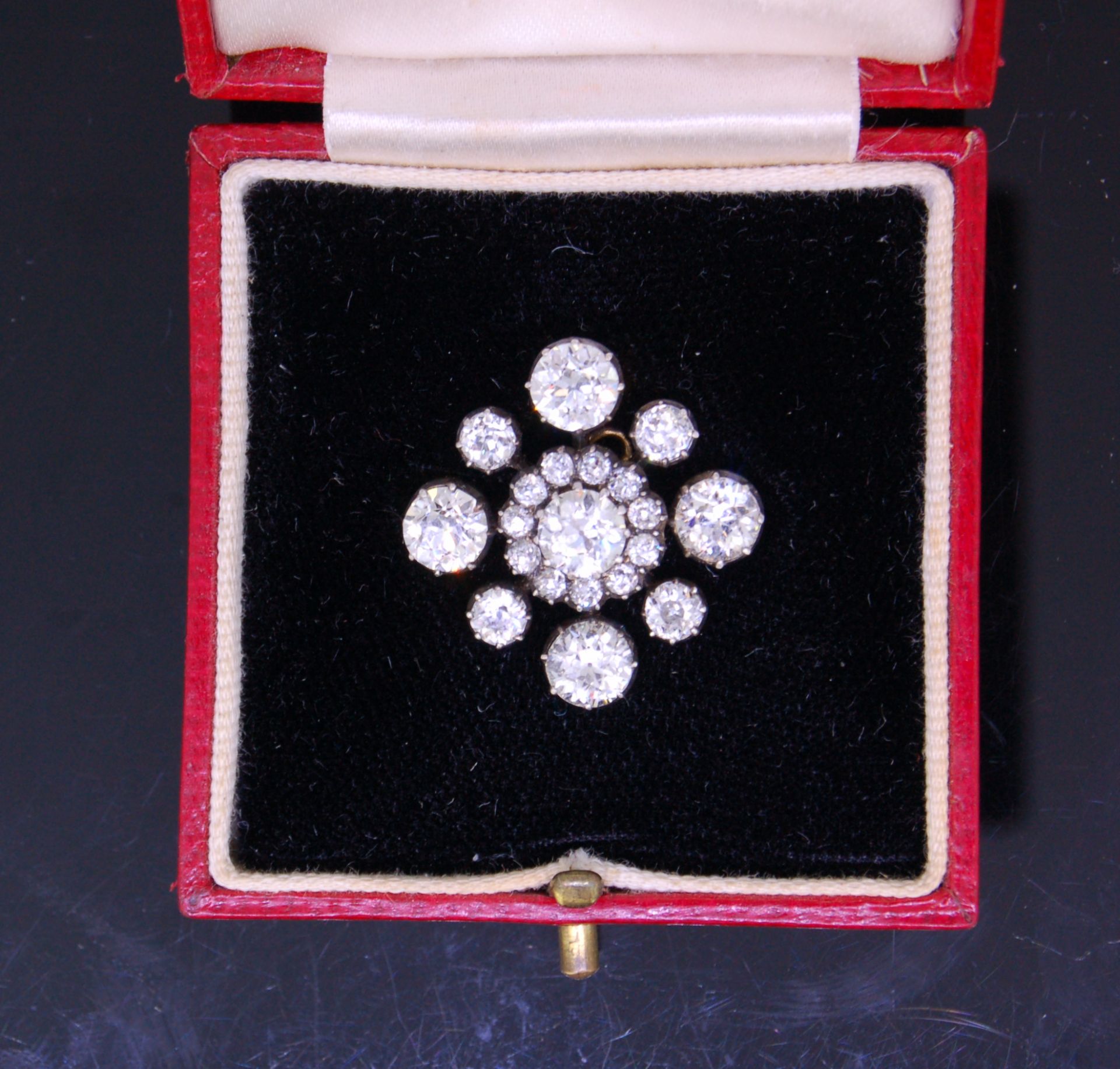 IMPORTANT SQUARE ANTIQUE DIAMOND SET BROOCH/PENDANT - Bild 4 aus 5