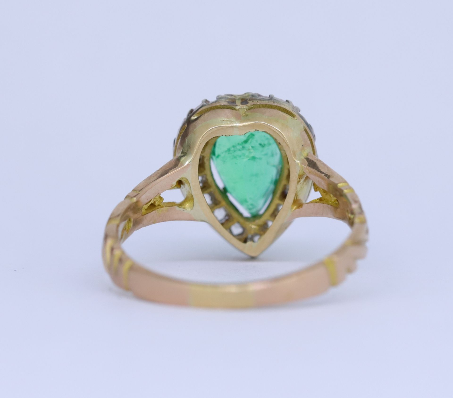 ANTIQUE EMERALD AND DIAMOND CLUSTER RING - Image 2 of 3