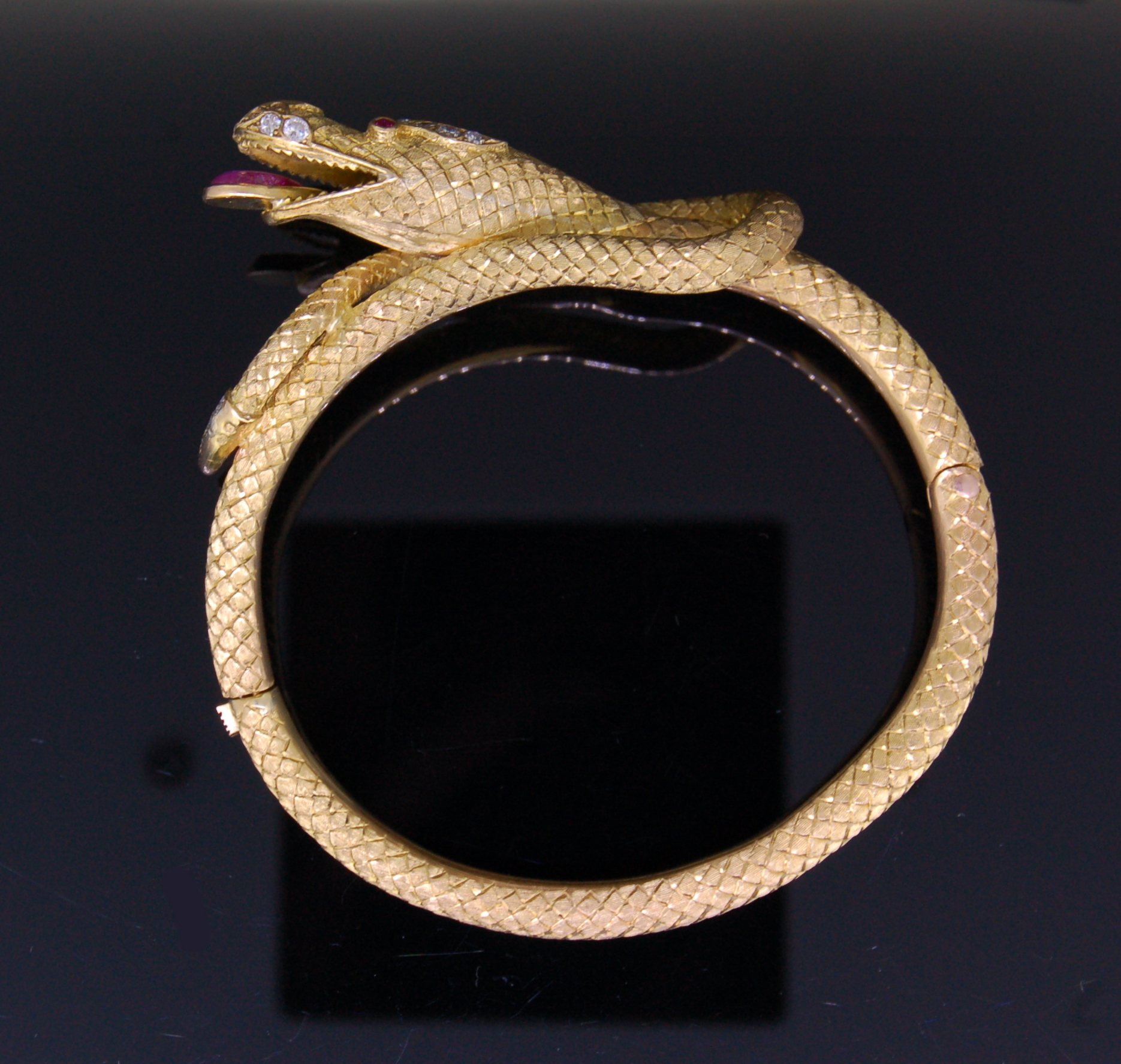 A 19th CENTURY CHINESE DRAGON BANGLE - Image 3 of 3