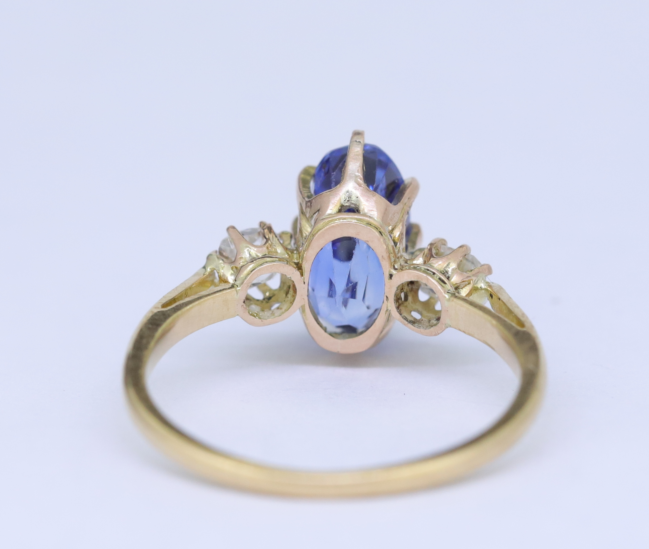 SAPPHIRE AND DIAMOND 3-STONE RING - Image 3 of 4