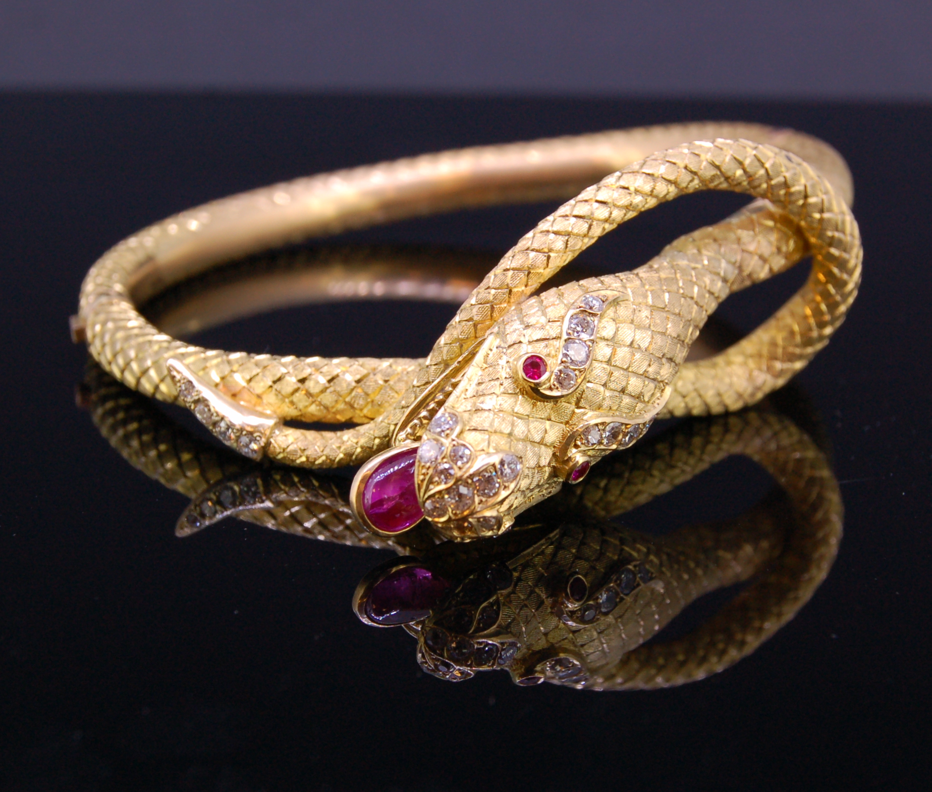 A 19th CENTURY CHINESE DRAGON BANGLE - Image 2 of 3