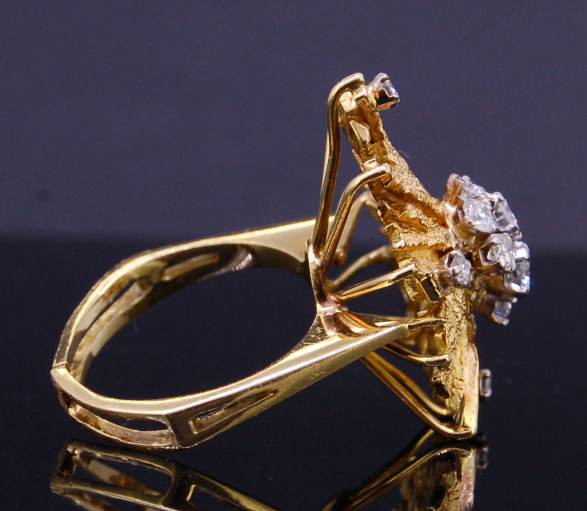 AN ABSTRACT DIAMOND SET RING - Image 2 of 2