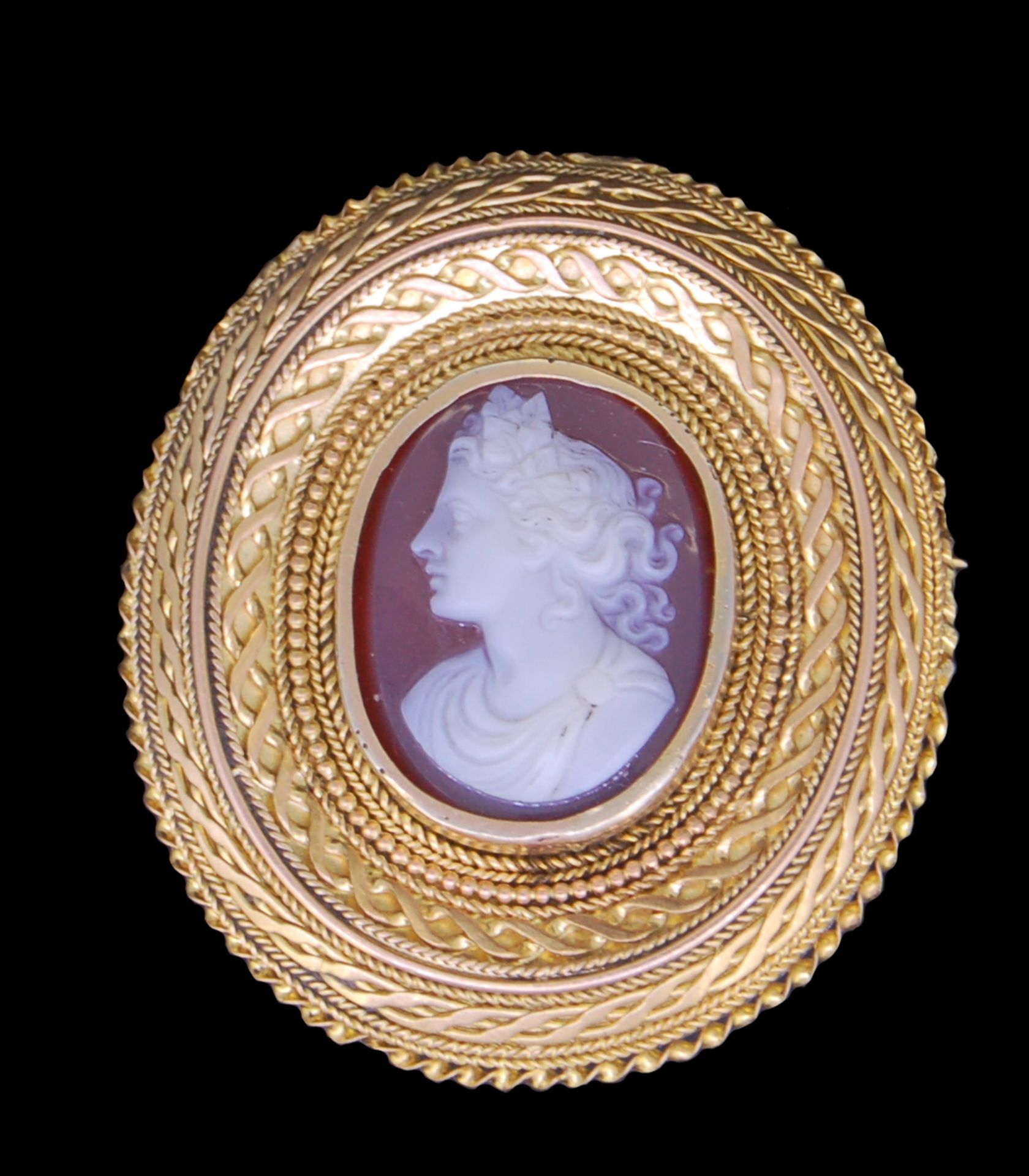 GAUNT, CARVED CAMEO IN GOLD SURMOUNT