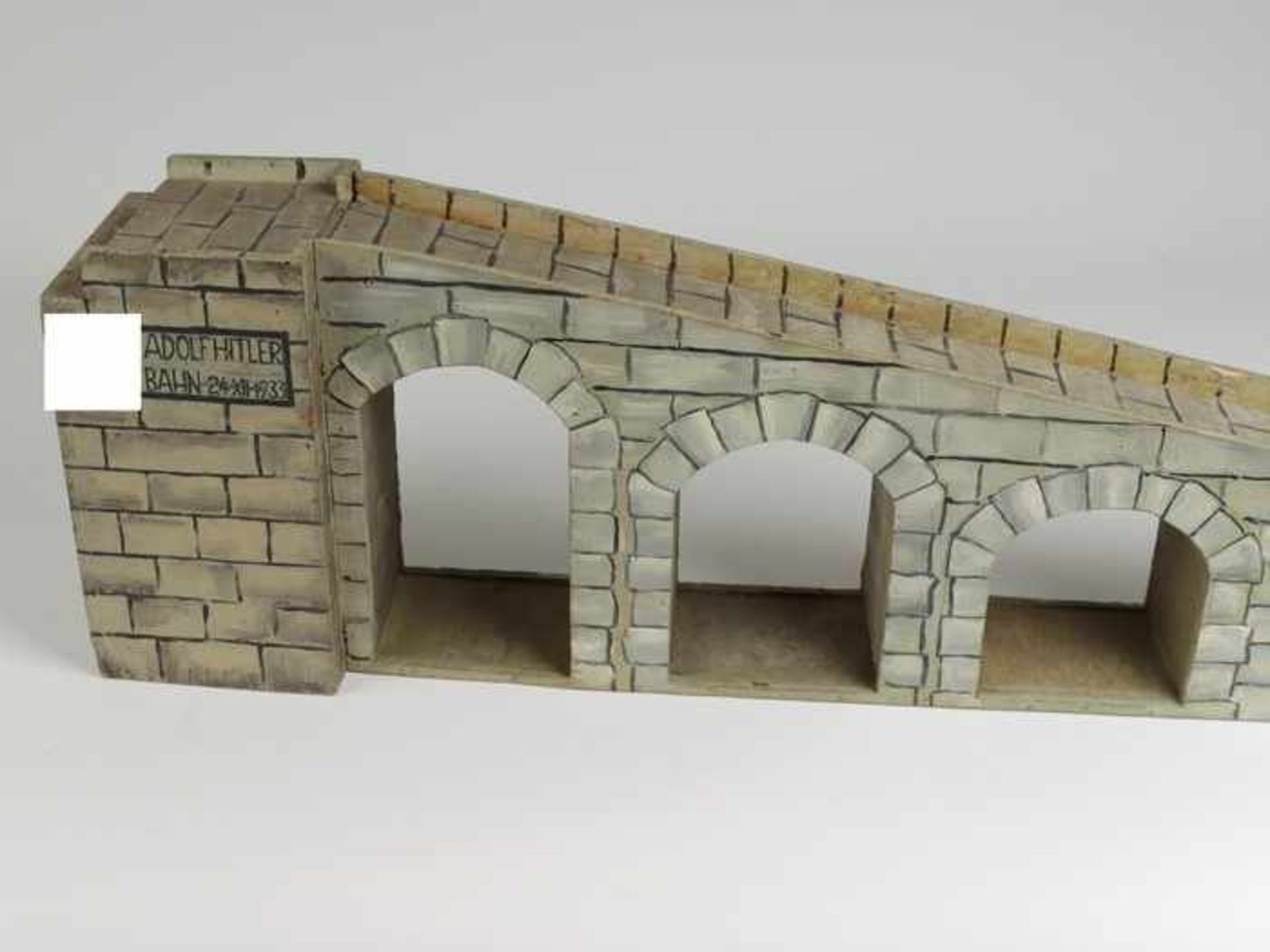Eisenbahnbrückeum 1930, Holzmodell, bemalt, m. drei Torbogen, setil bez. "A.H. Bahn 24. XI 1933" - Bild 2 aus 2