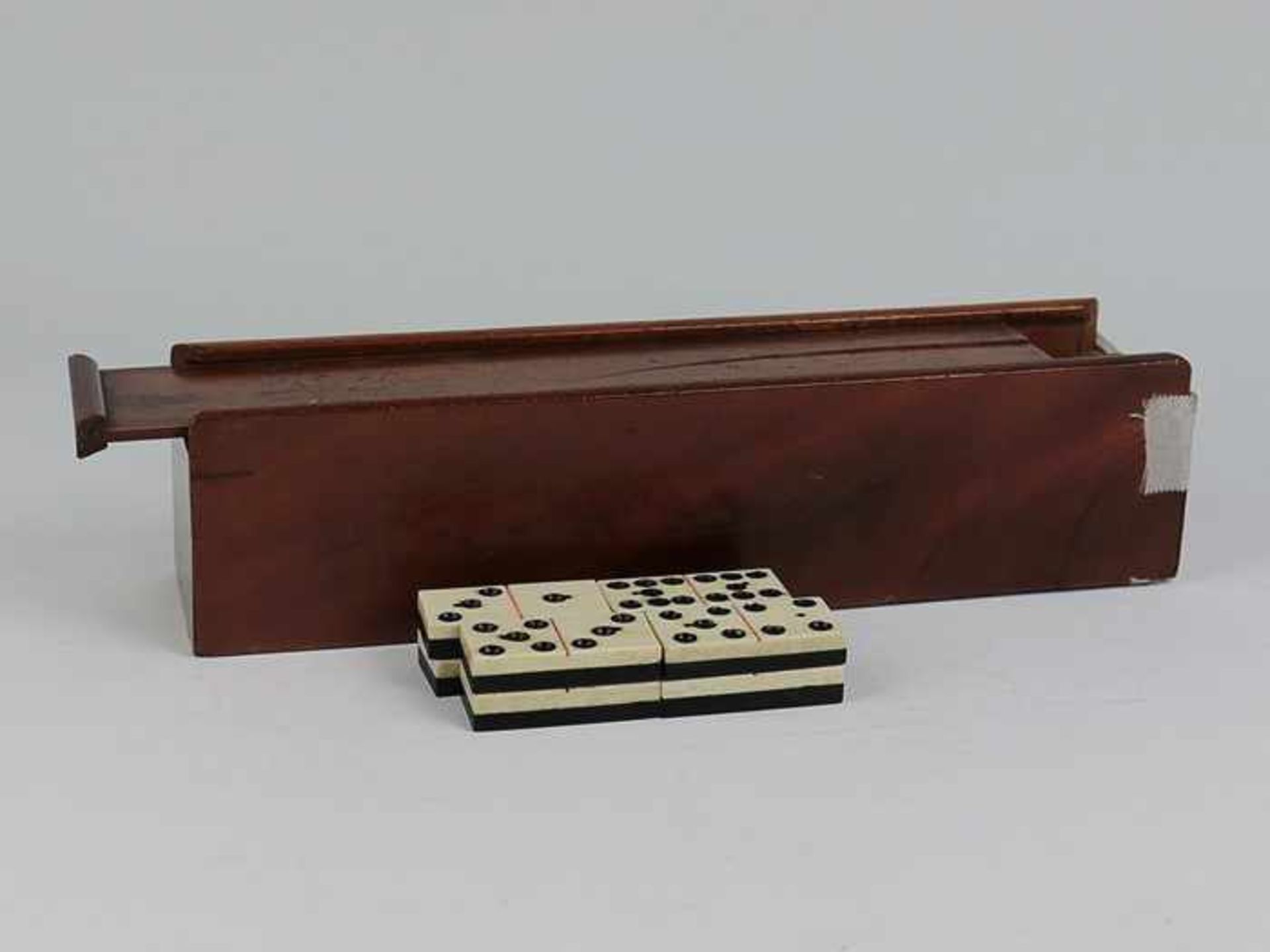 Domino-SpielBein, Holz, ebonisiert, im Holzkasten, bei diesem 1 Schmalseite besch. u. Riss im - Bild 2 aus 2