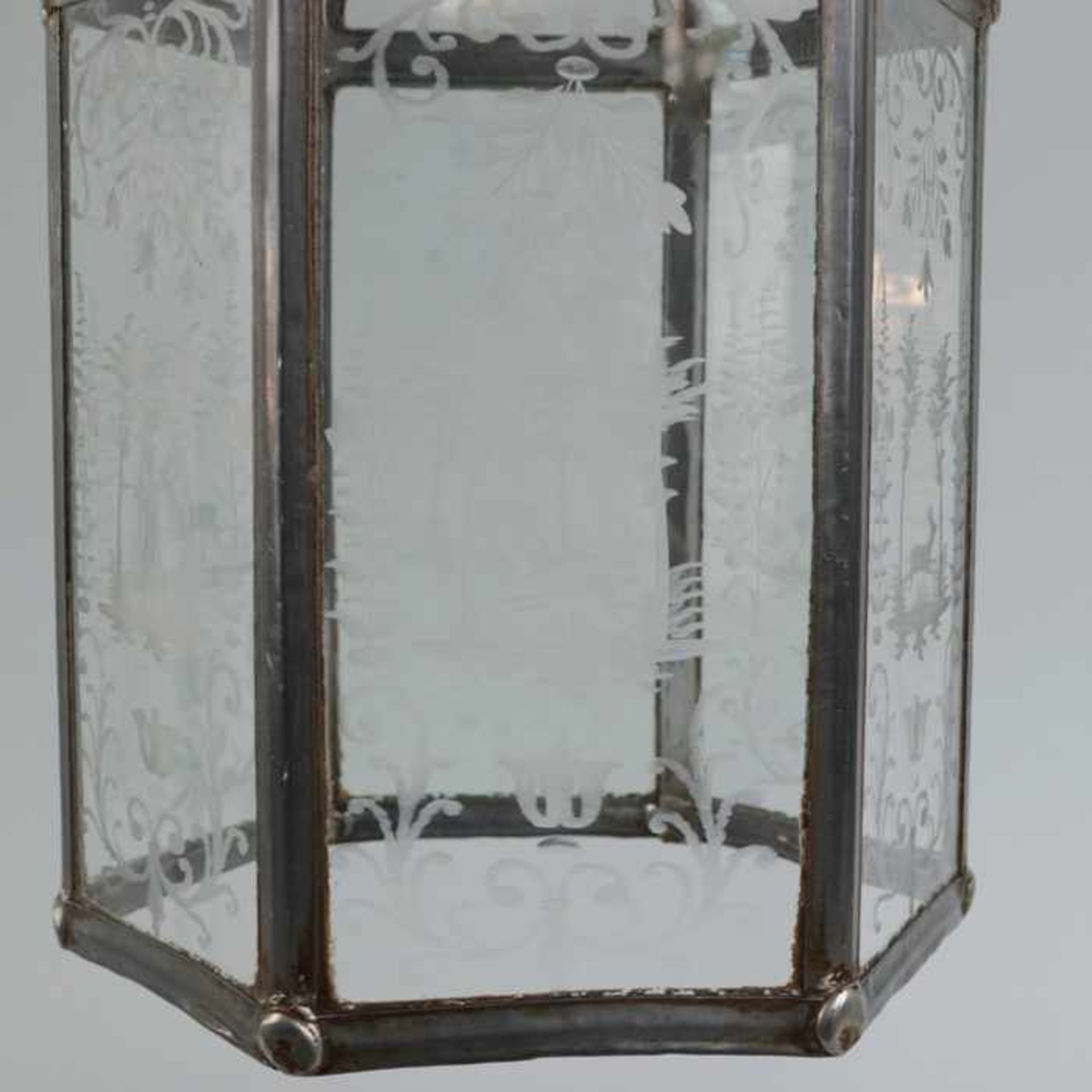 DeckenlaterneMetall/Glas, einflammig, bleiverglaster Korpus, hexagonale Form, geschnittene Jagd- - Bild 2 aus 4