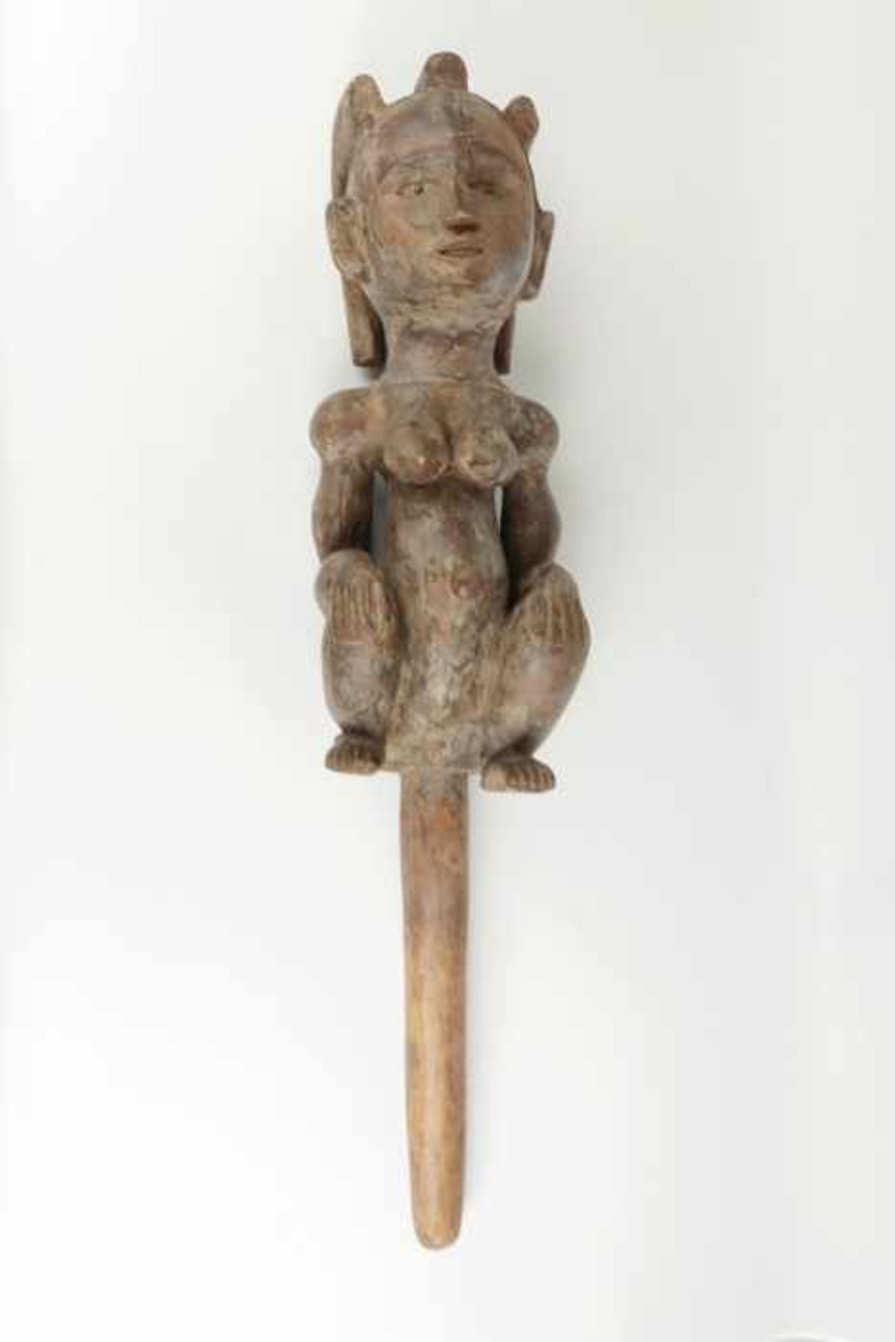 Holzfigur20.Jh., Westafrika, vollplastische Holzschnitzerei, sitzende Fruchtbarkeitsfigur m.