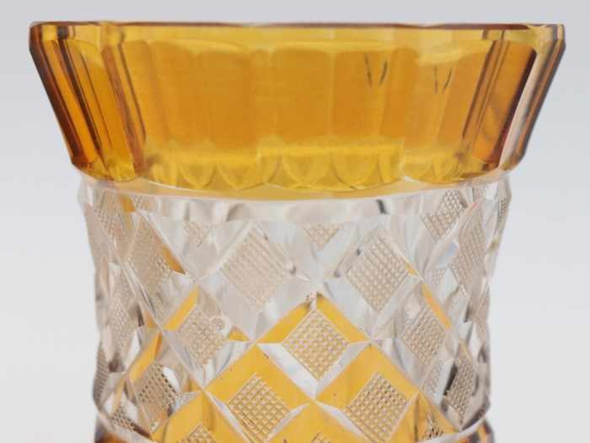 Becherum 1900, 2 St., untersch. Formen u. Größen, farbloses dickw. Glas, part. gelb gebeizt, 1x m. - Image 3 of 3