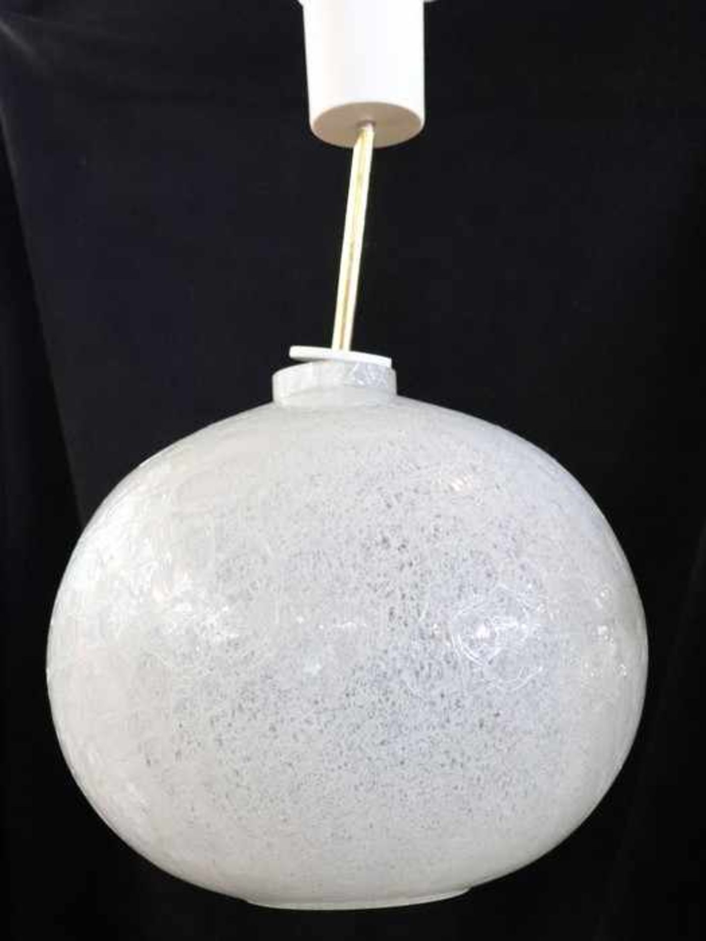 Deckenlampe1970er J., 1-flammig, Kugelform, farbloses Glas m. weiße Pulvereinschmelzungen, Wandung