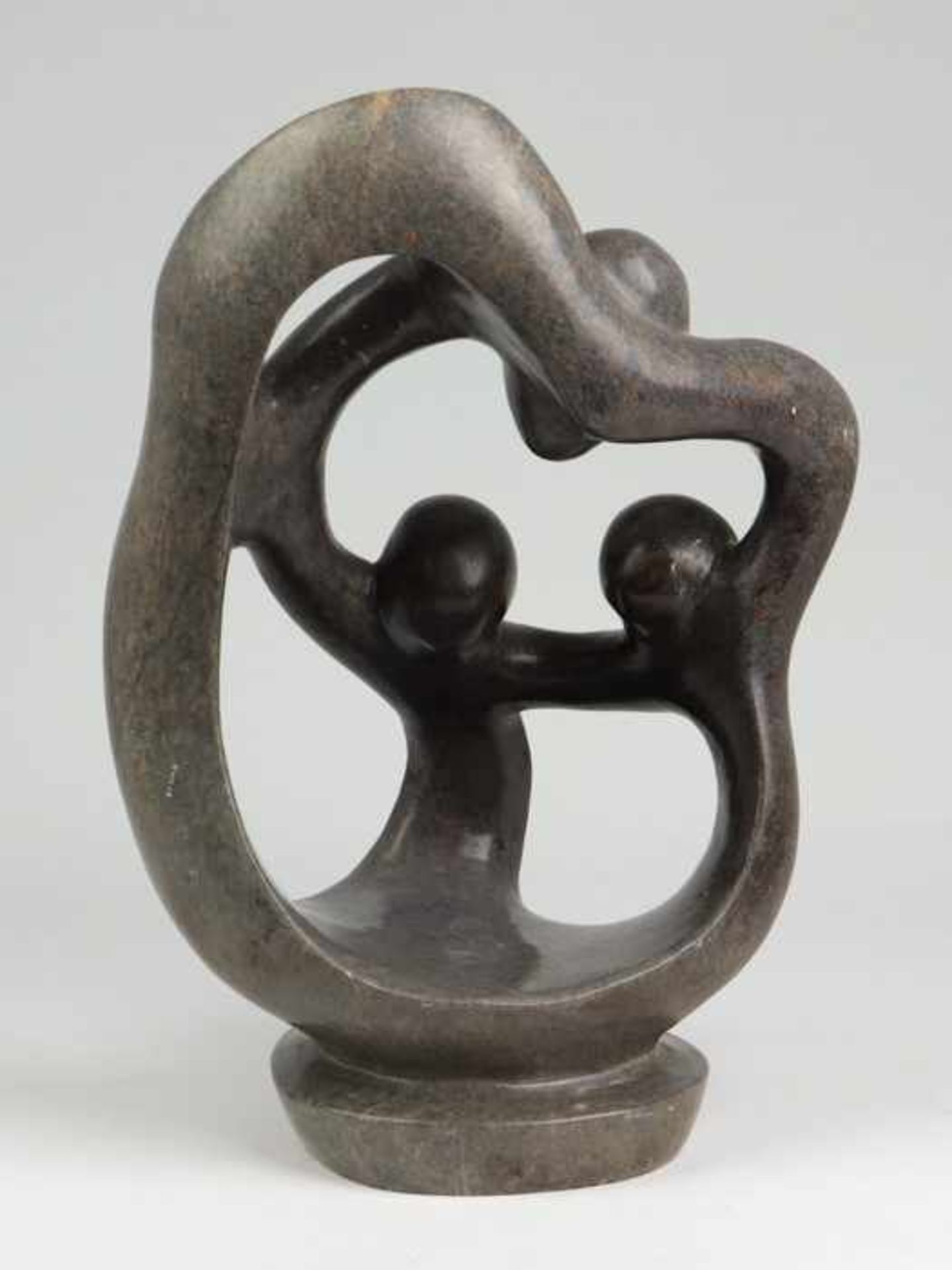 Shona-Skulptur20.Jh., Simbabwe, wohl Serpentinit, vollplastische Figurengruppe v. drei miteinander - Bild 2 aus 2