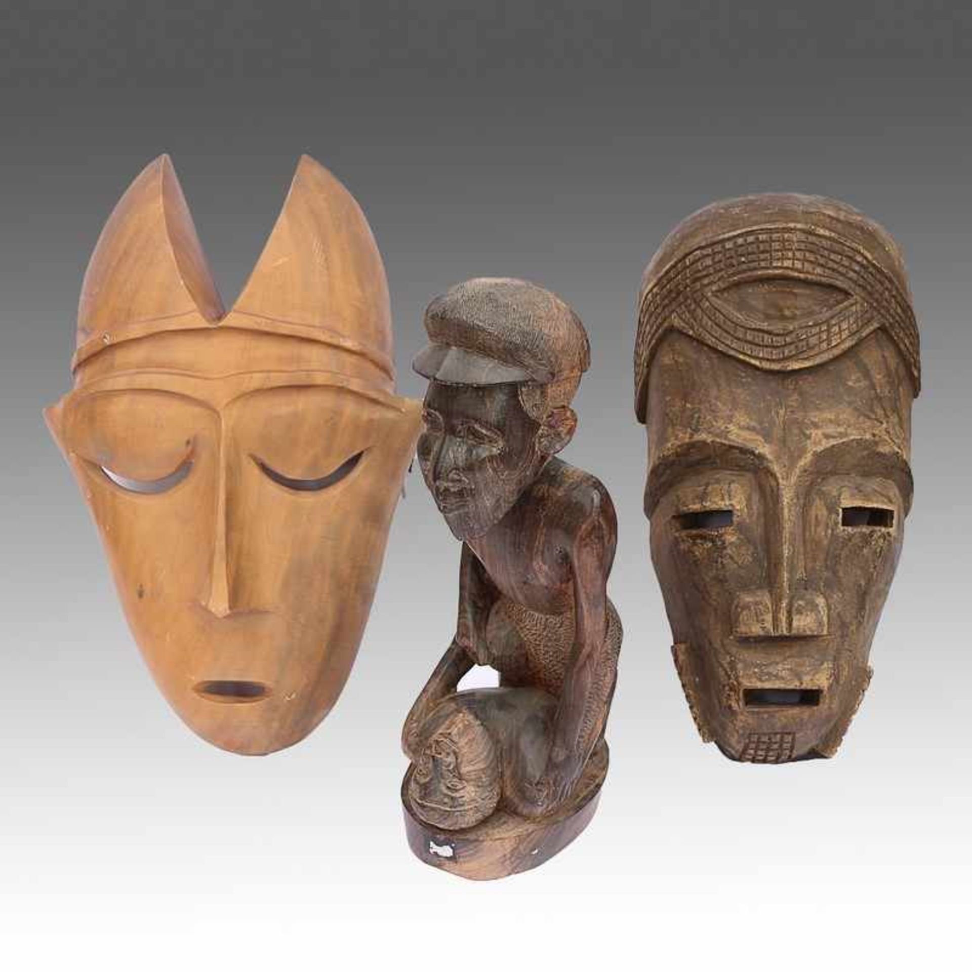 Konvolut20.Jh., 1x Figur, Afrika, Hartholz, geschn., Figurenpaar auf ovalem Sockel, 1x Maske.