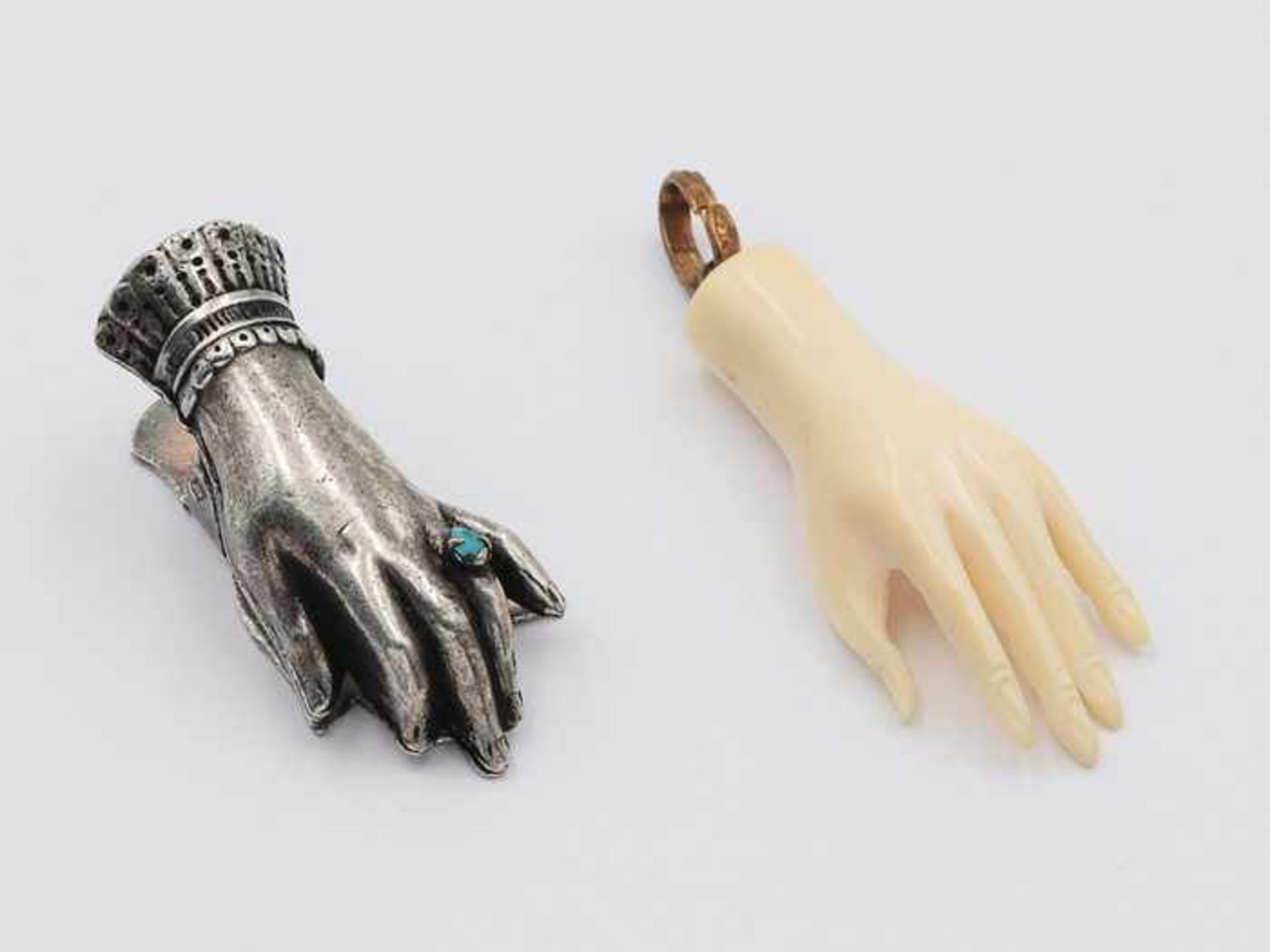 Anhänger - Beinum 1900, zart ausgeformte Hand, Bein, dazu 1x Clip, zarte Damenhand mit