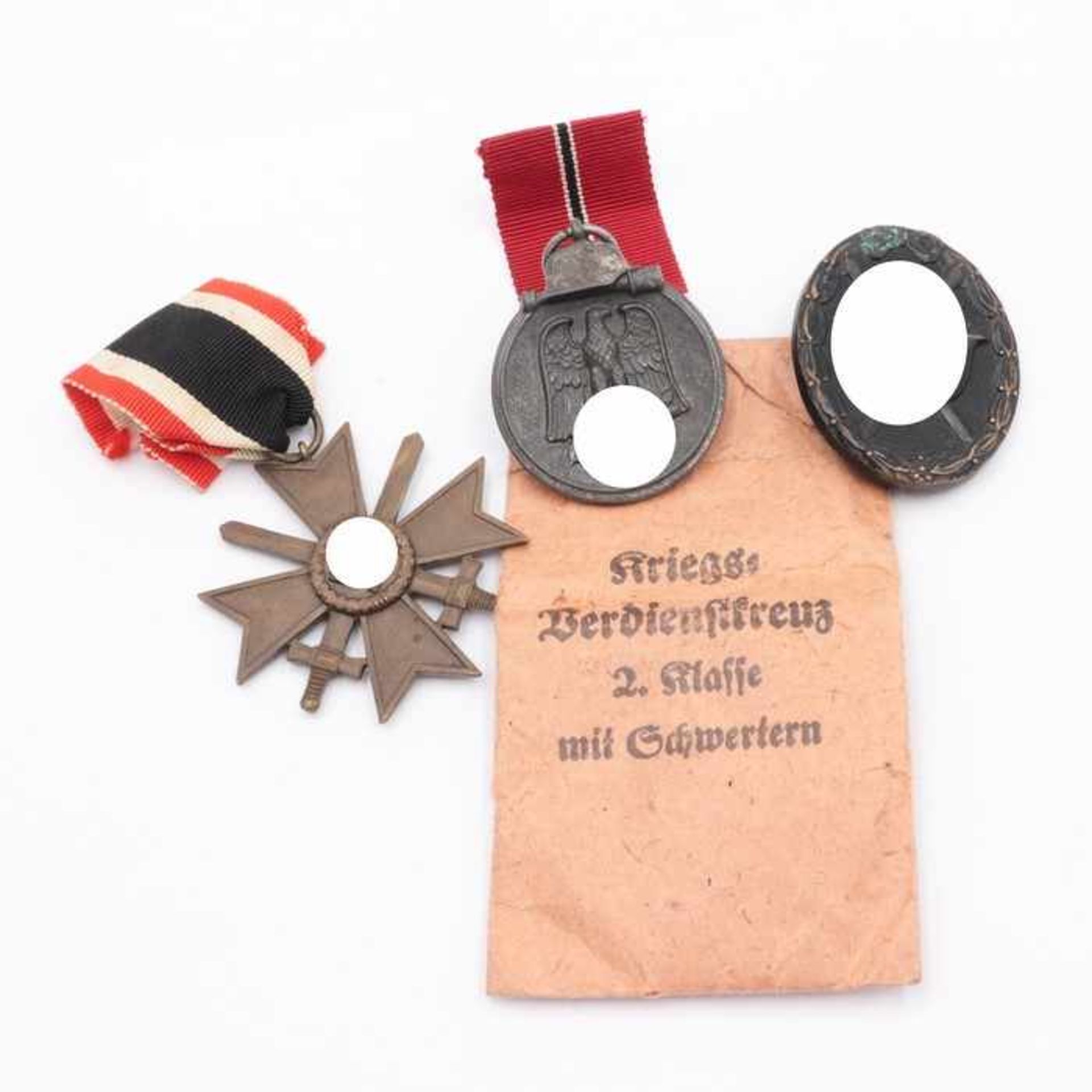 Abzeichen - 2.WK3 St., 1x Kriegsverdienstkreuz II. Klasse m. Schwertern, m. Band, Verleihungstüte,