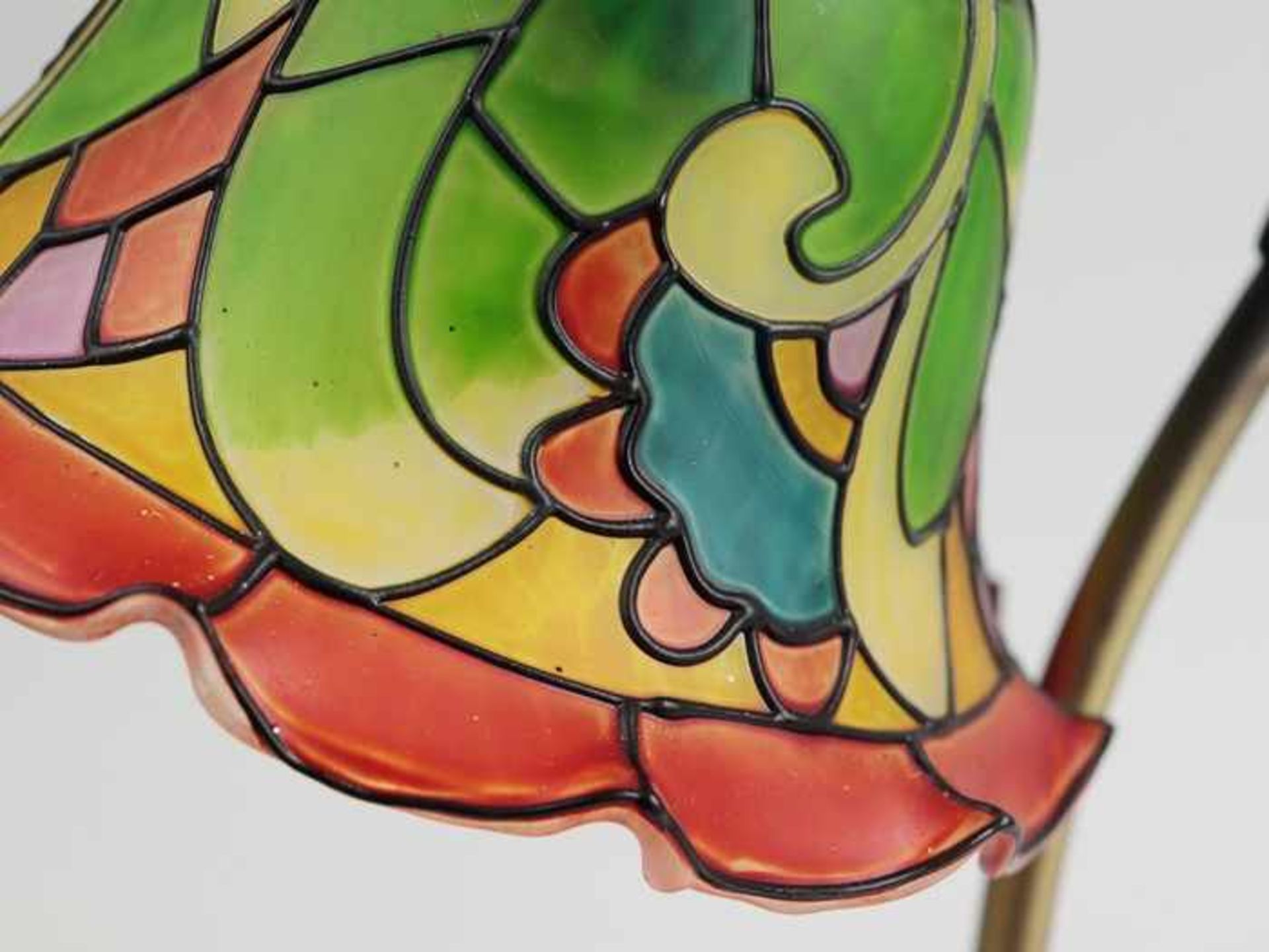 Tischlampebronzefarbenes Metall/Glas, einflammig, vegetabiler Fuß m. reliefierter Rose, gebogter - Bild 4 aus 5