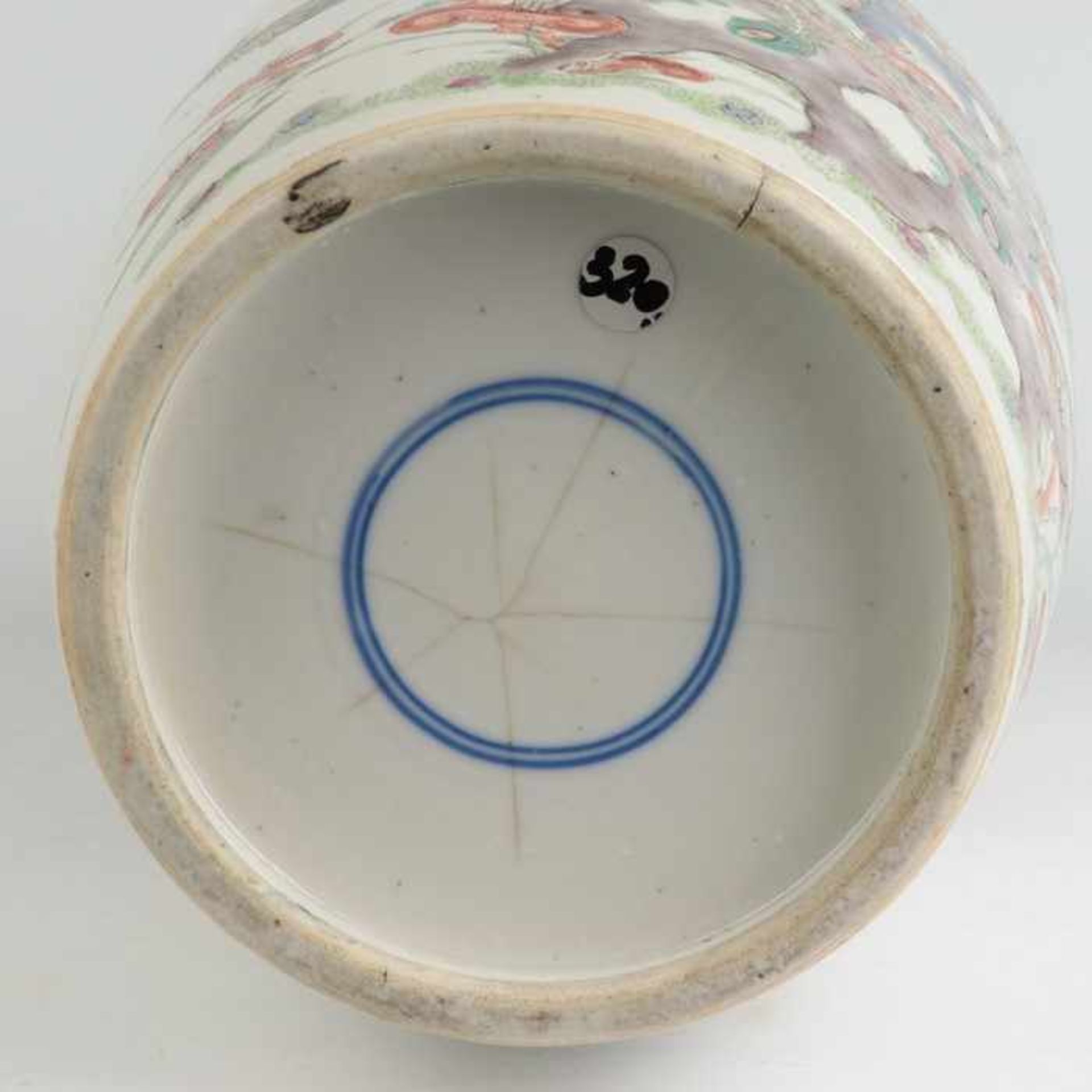 Bodenvase - China19. Jh., ungem., Porzellan, umlaufend tlw. polychrom bemalt m. - Bild 4 aus 5
