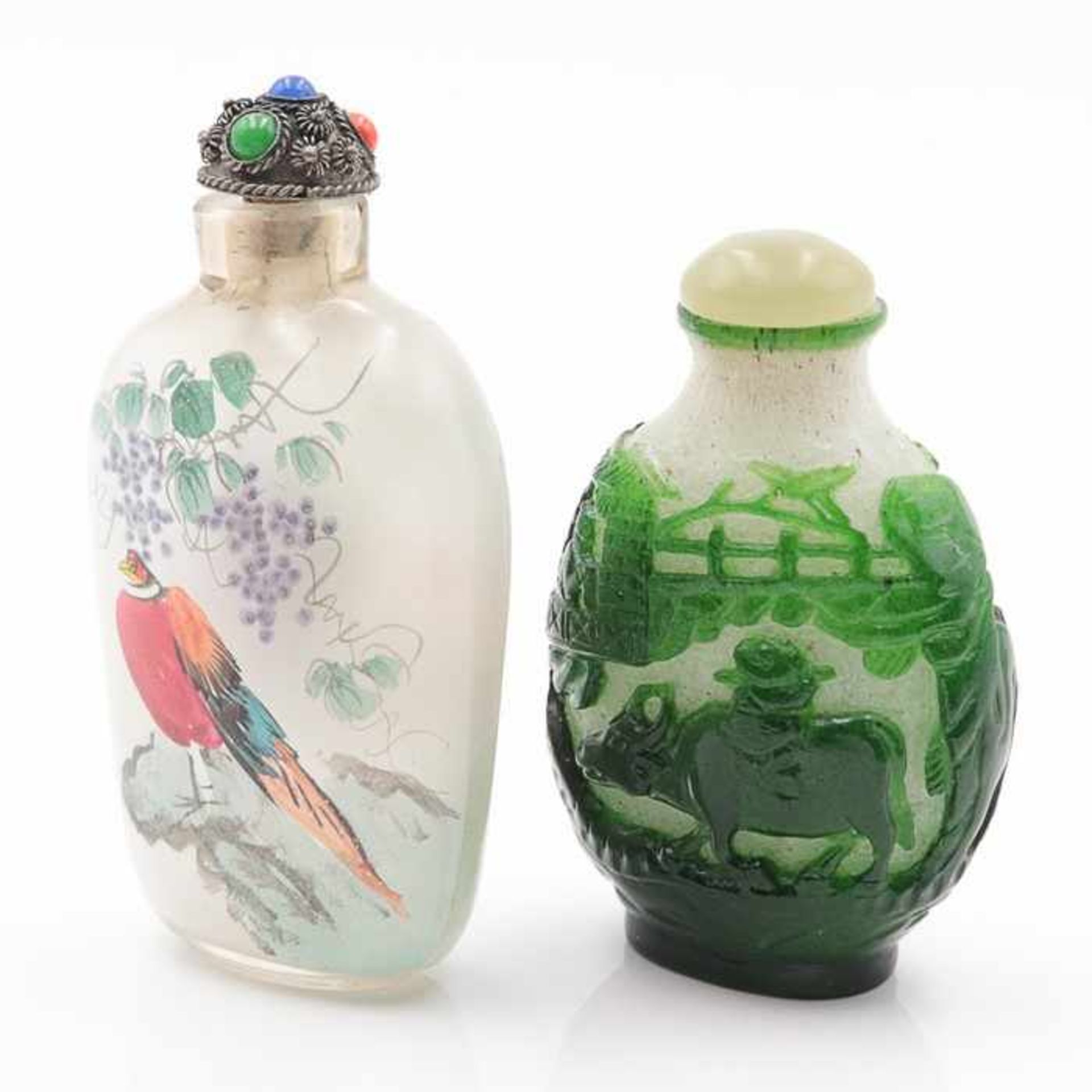Snuff Bottle -China2 St., Pekingglasfläschchen, versch. Formen u. Dekore, 1x Glas,