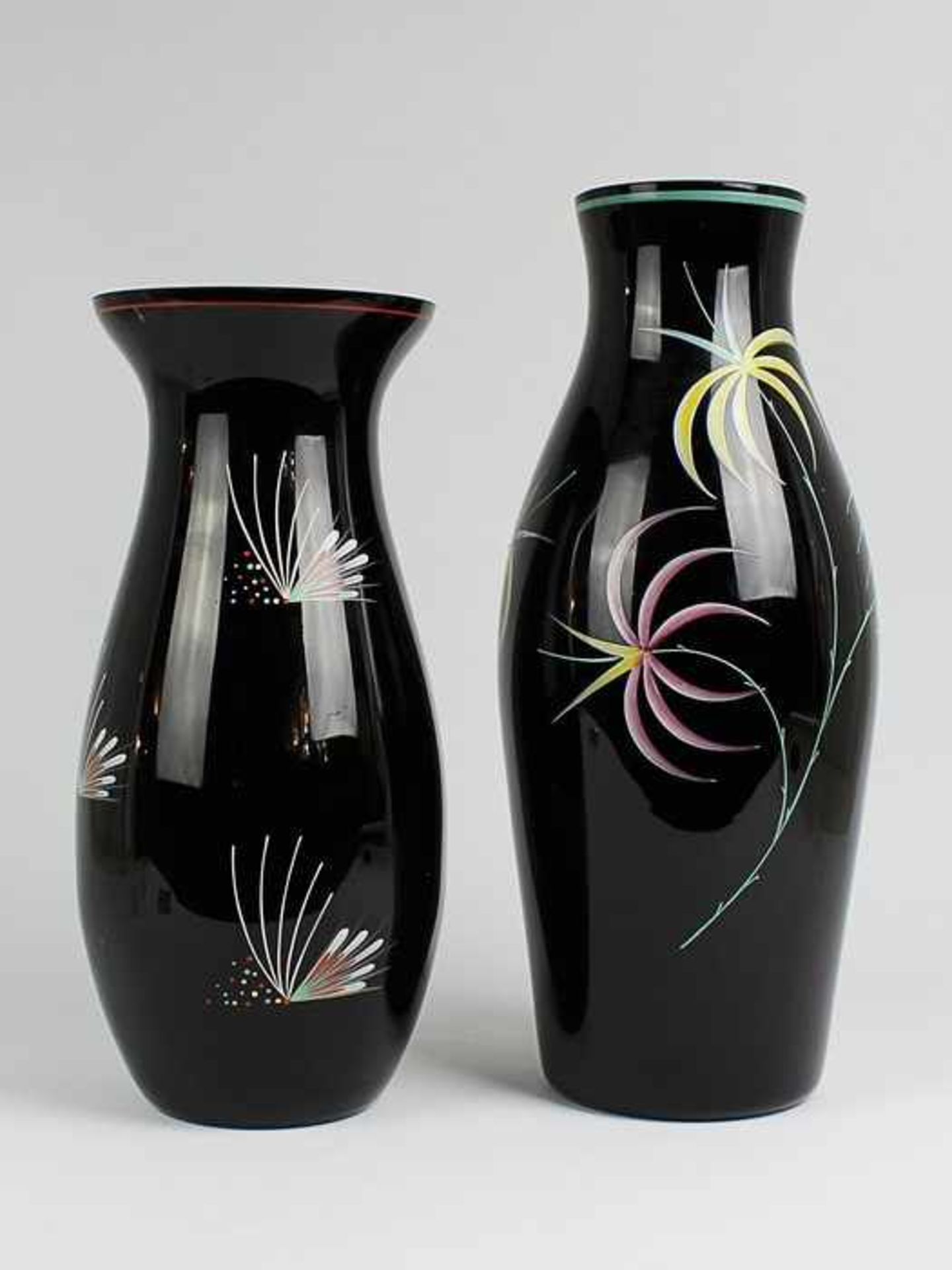 Vasen1950er J., 2 St., dunkelviolettes Glas, runder Stand, bauchiger/ konischer Korpus, eingezogener