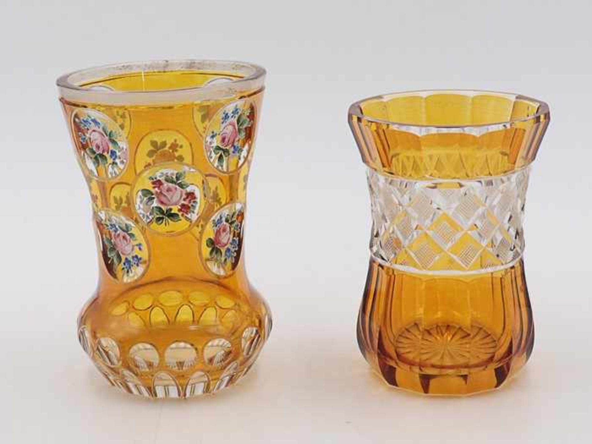 Becherum 1900, 2 St., untersch. Formen u. Größen, farbloses dickw. Glas, part. gelb gebeizt, 1x m.