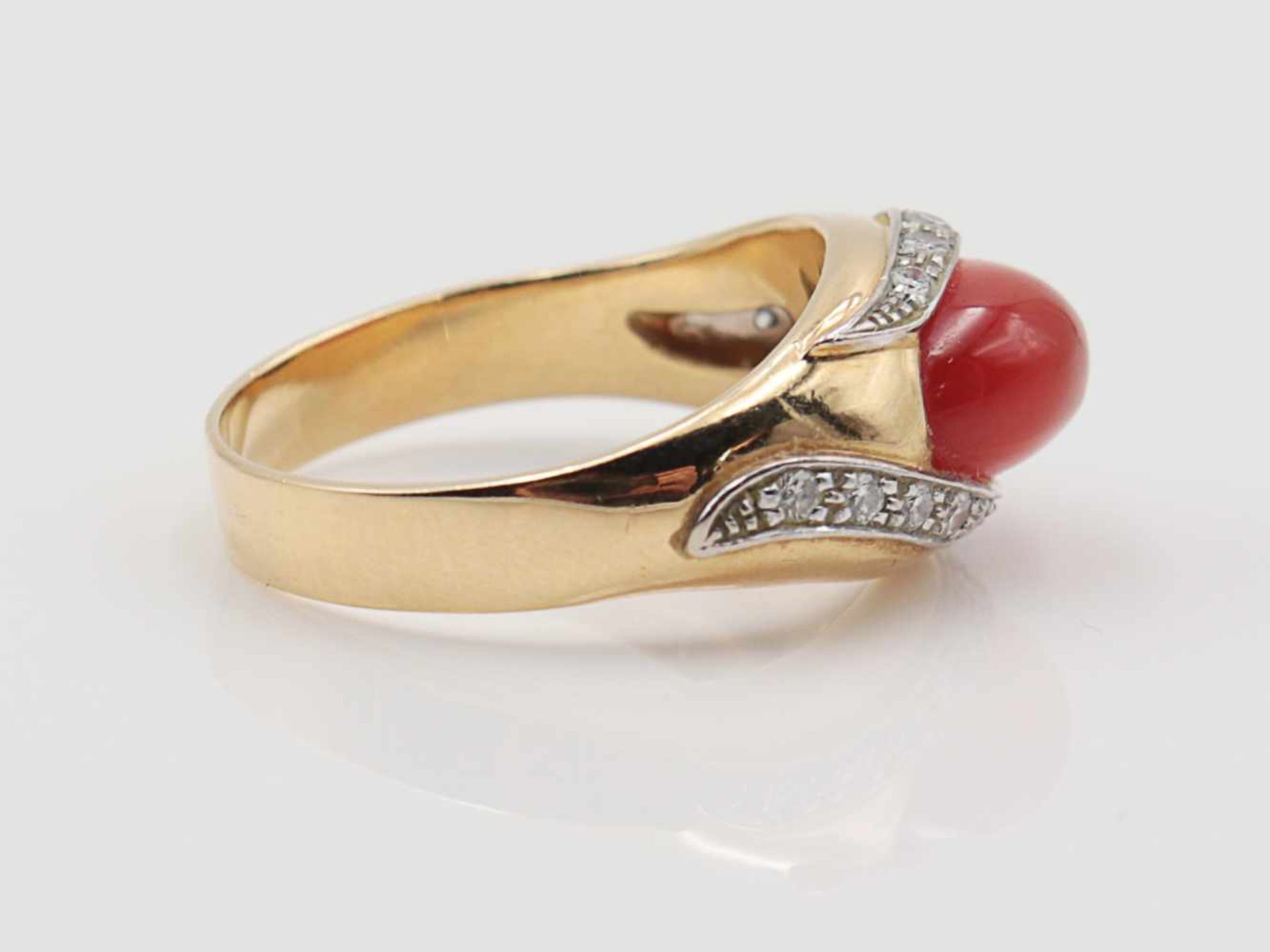Diamant/Karneol - DamenringGG 750, geschwungener Ringkopf besetzt mit einem ovalen Karneol-Cabochon, - Bild 4 aus 6