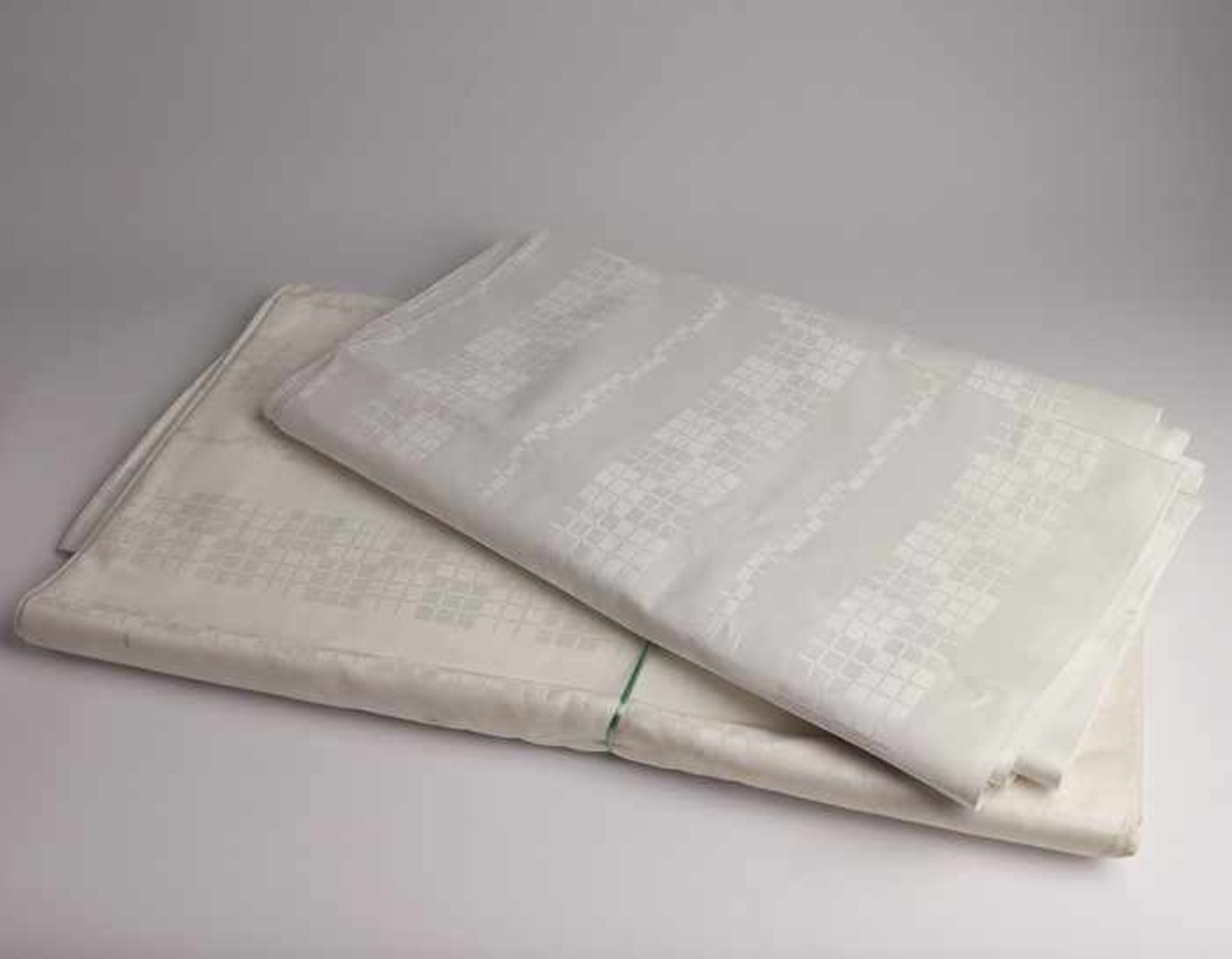 Meterwareweiße Baumwolle, Würfeldekor, für Bettwäsche, 2 Teile, ca. 80 x 670 cm u. 160 x 750 - Bild 2 aus 2