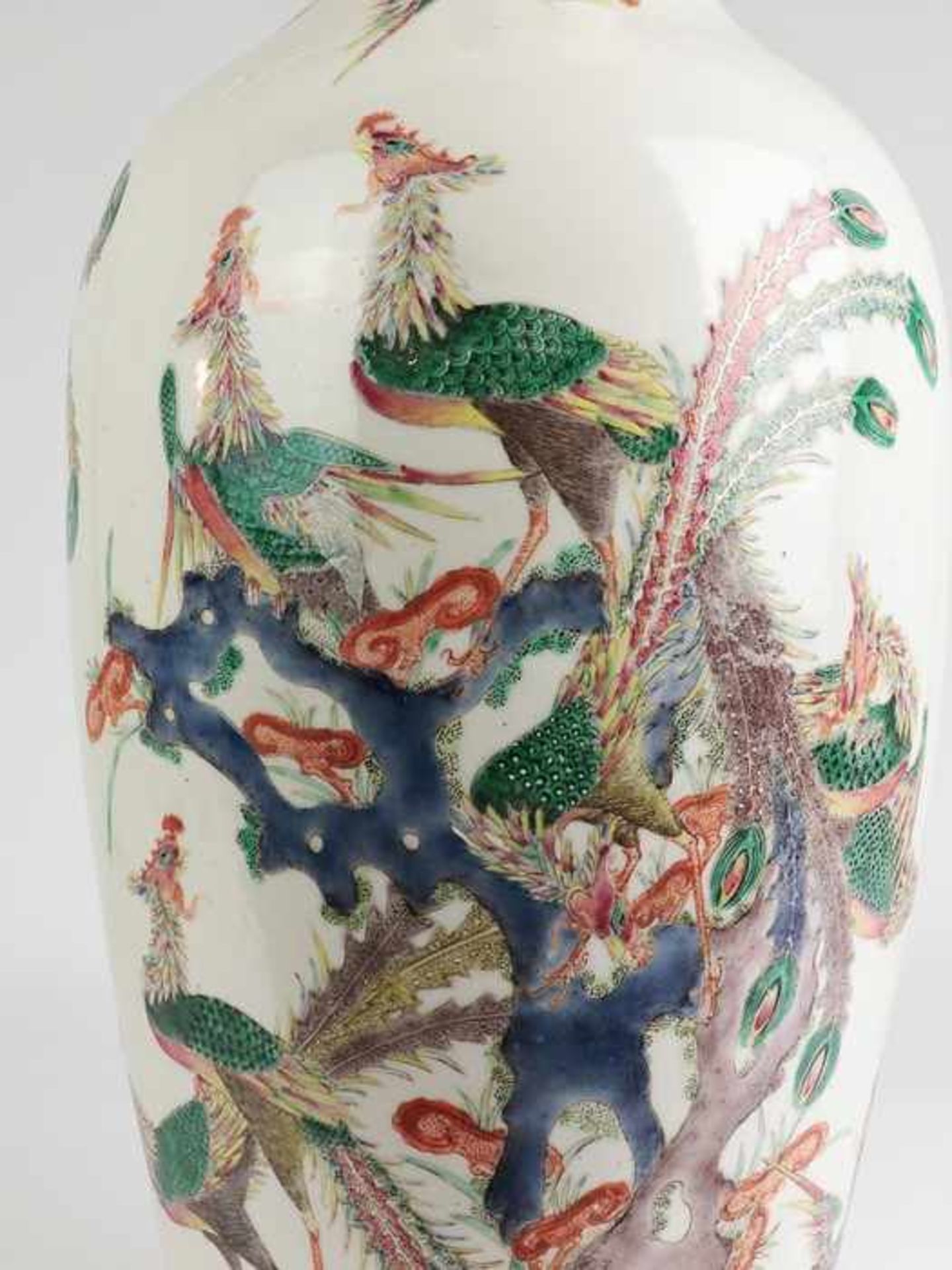 Bodenvase - China19. Jh., ungem., Porzellan, umlaufend tlw. polychrom bemalt m. - Bild 2 aus 5